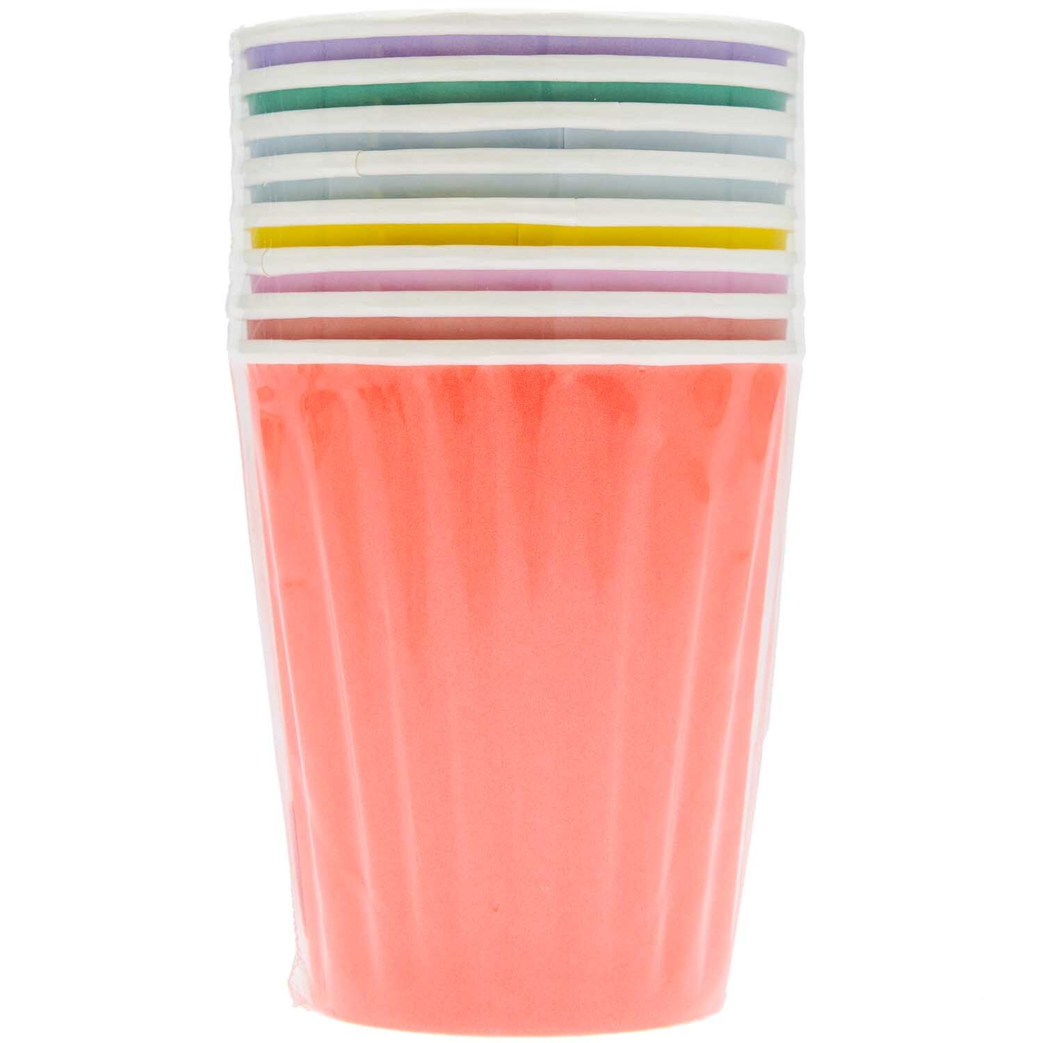 Gobelet en carton coloré 250ml 8 pièces from Rico Design Pappbecher bunt 250ml 8 Stück von Rico Design, gestapelt in verschiedenen Farben, ideal für Partys.