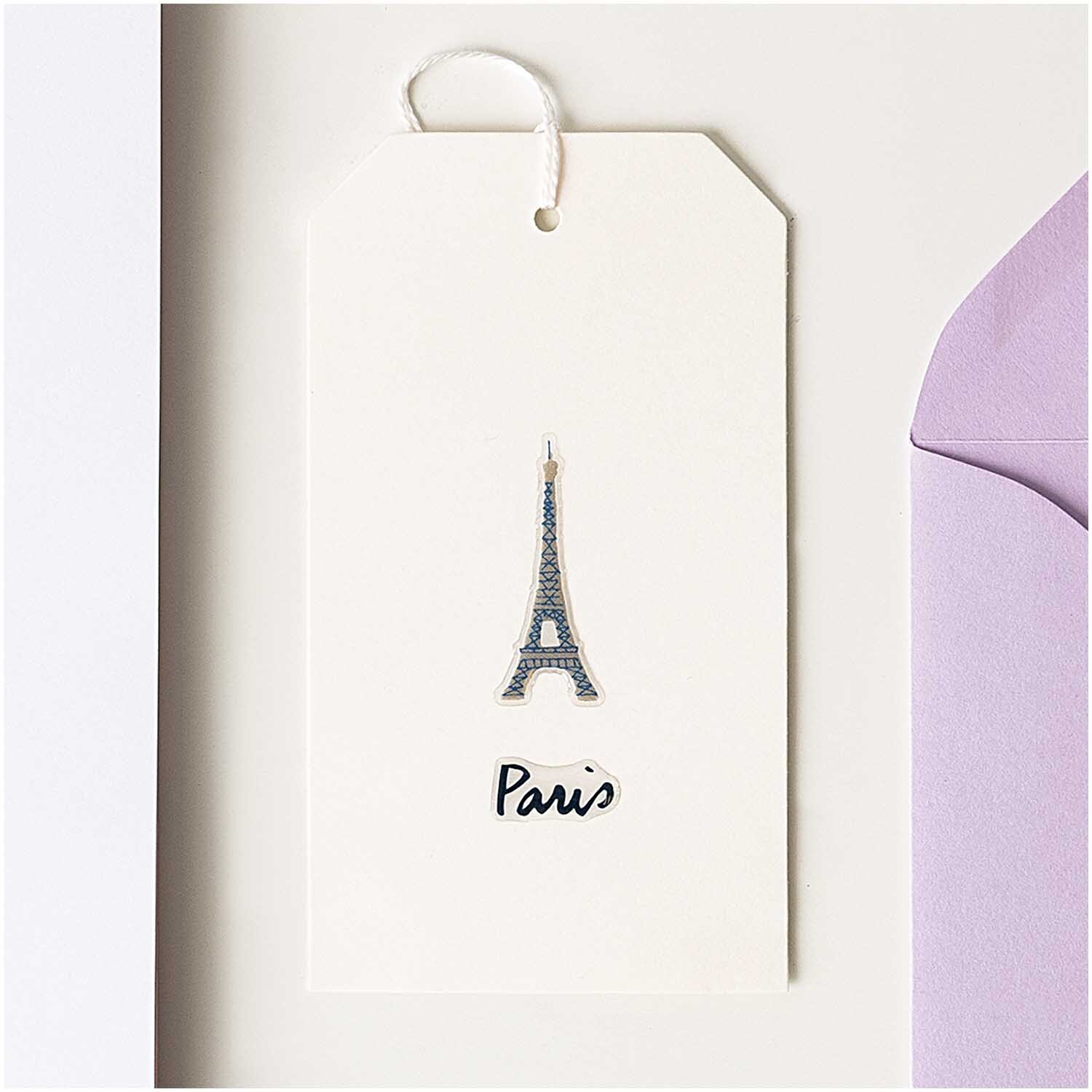 Paper Poetry Gelsticker Paris zeigt einen Eiffelturm-Aufkleber auf einem weißen Geschenkanhänger.