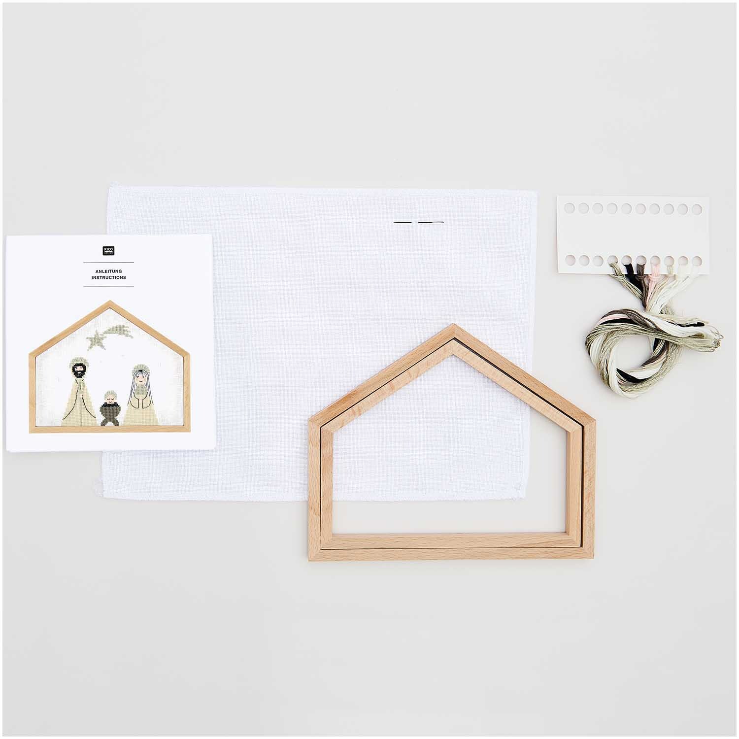 Paquet à broder Crèche petite 20x16,5 from Rico Design Stickpackung Krippe klein 20x16,5 von Rico Design: Set mit Holzrahmen, Garn und Anleitung für eine weihnachtliche Stickerei.