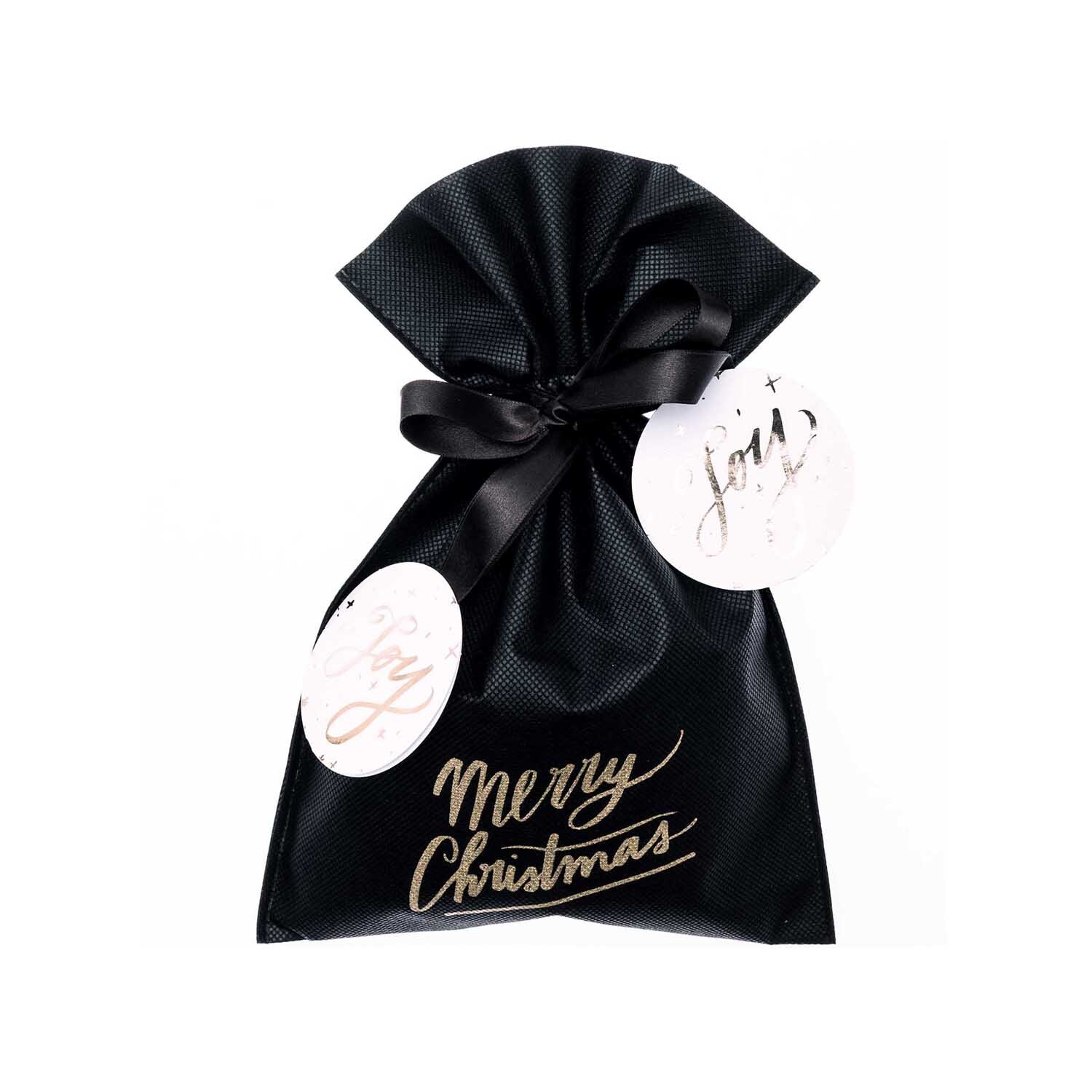 Paper Poetry Geschenktüte Merry Christmas schwarz 20x30cm mit goldener Schrift und Schleife.