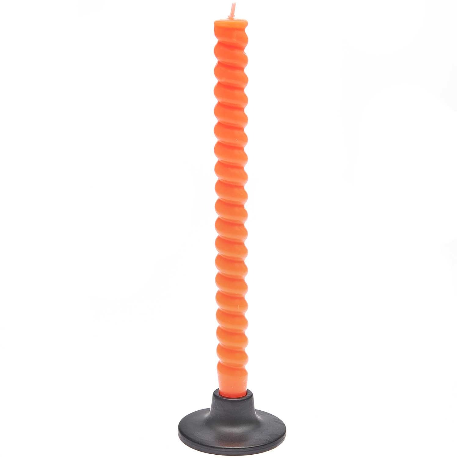 Spiralkerze 2,4x28cm in leuchtendem Neon Orange von Rico Design, stehend auf einem schwarzen Kerzenhalter.