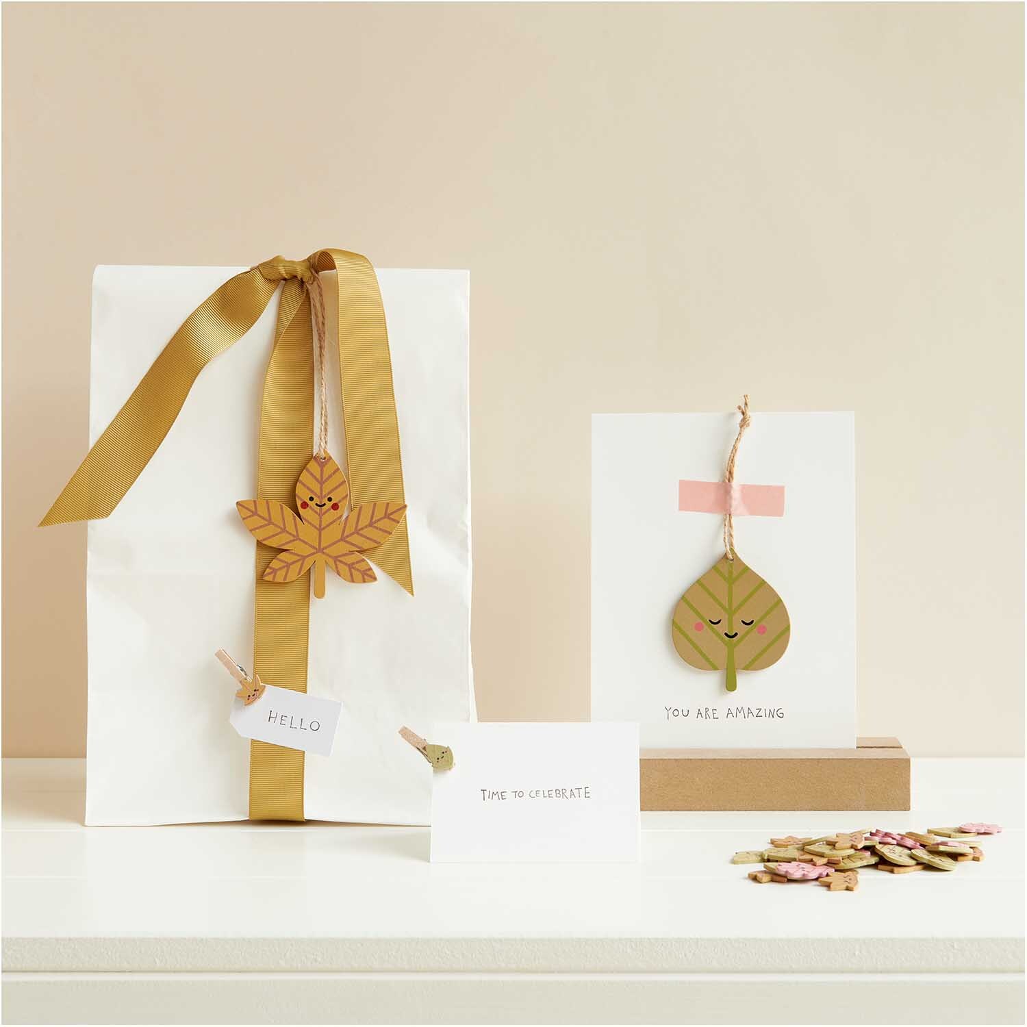 Holzclips Blätter Mix bunt 3cm 8 Stück von Rico Design Holzclips Blätter Mix bunt 3cm 8 Stück von Rico Design, dekorativ an Geschenk und Karte befestigt.