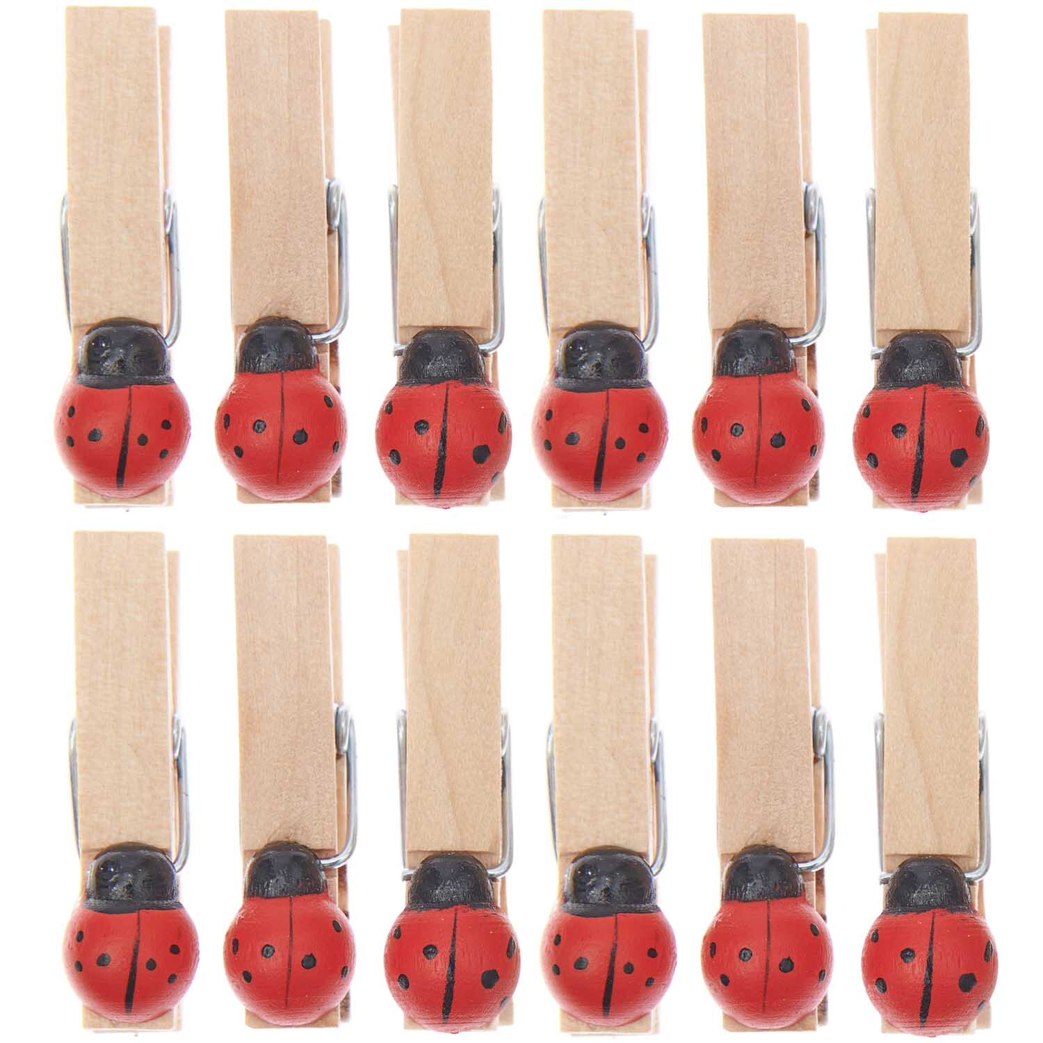 Holzklammern Marienkäfer 12 Stück: Zehn Holzklammern mit roten Marienkäfermotiven von Rico Design. Ideal für Dekorationen.