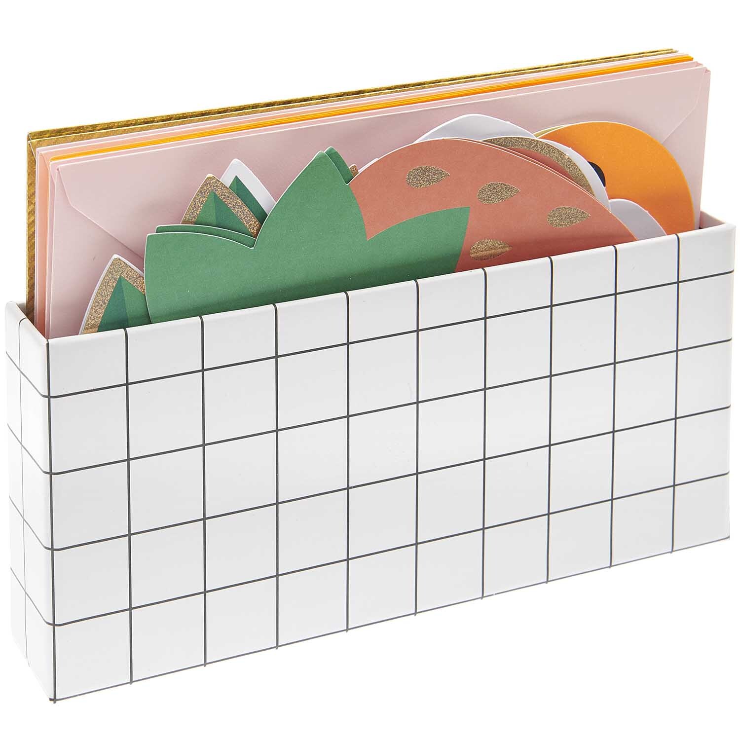 Paper Poetry Kartenset Just Bees + Fruits + Flowers 28-teilig von Rico Design Paper Poetry Kartenset Just Bees + Fruits + Flowers, 28-teilig, in einer weißen, karierten Box. Enthält bunte Karten mit Frucht- und Blumenmotiven.