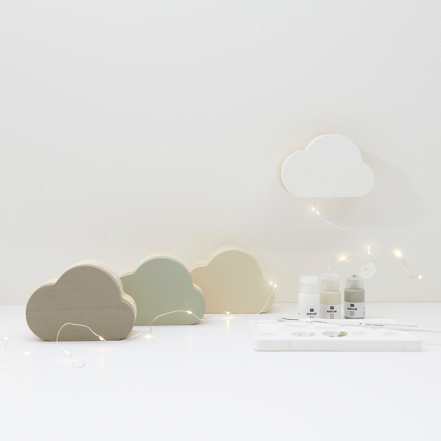 Holzbox Wolke mit Magnetverschluss von Rico Design, umgeben von dekorativen Lichtern und Bastelmaterialien. Ideal für kreative Projekte.