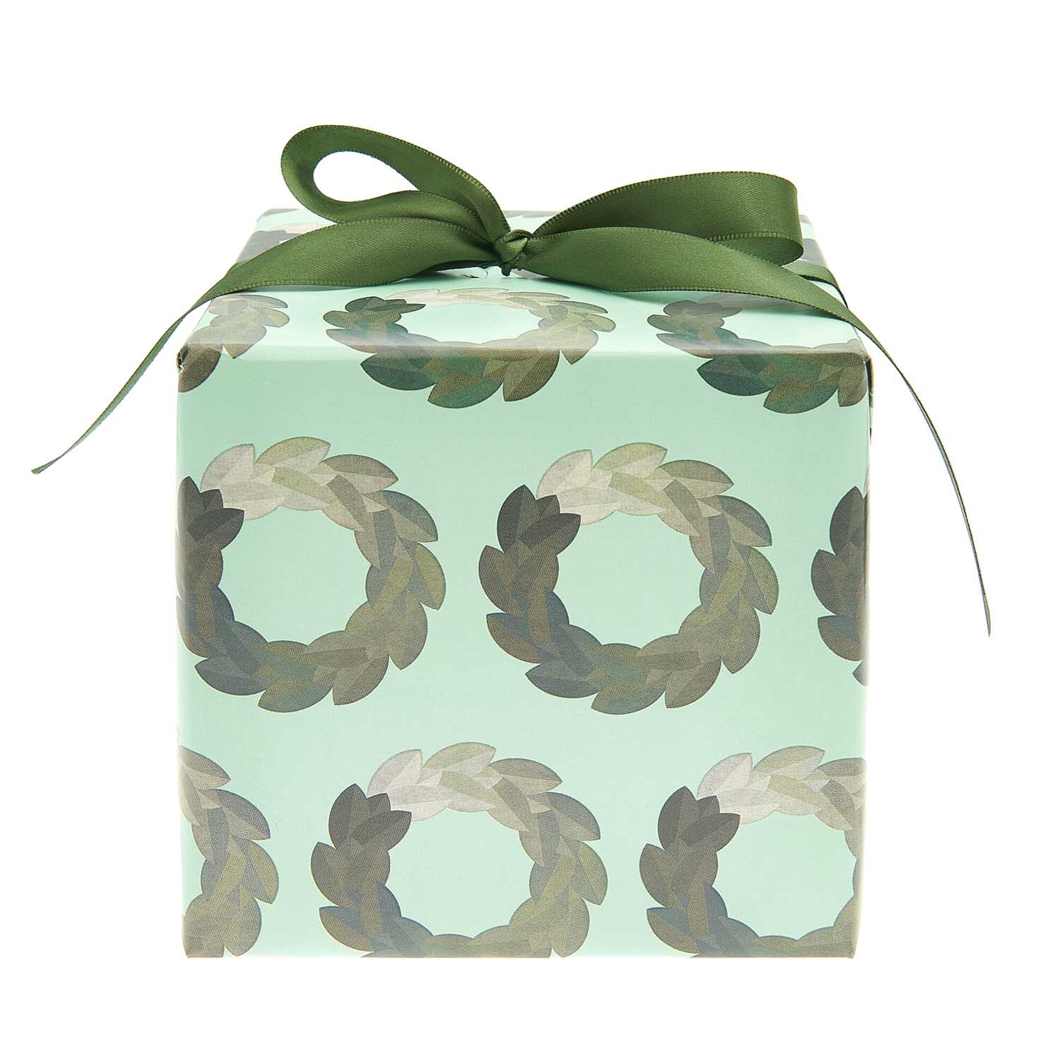 Paper Poetry Geschenkpapier Kränze grün 70cm 2m 80g/m² von Rico Design Paper Poetry Geschenkpapier mit Kranzmuster, verpackt als Geschenk mit grünem Band, von Rico Design.