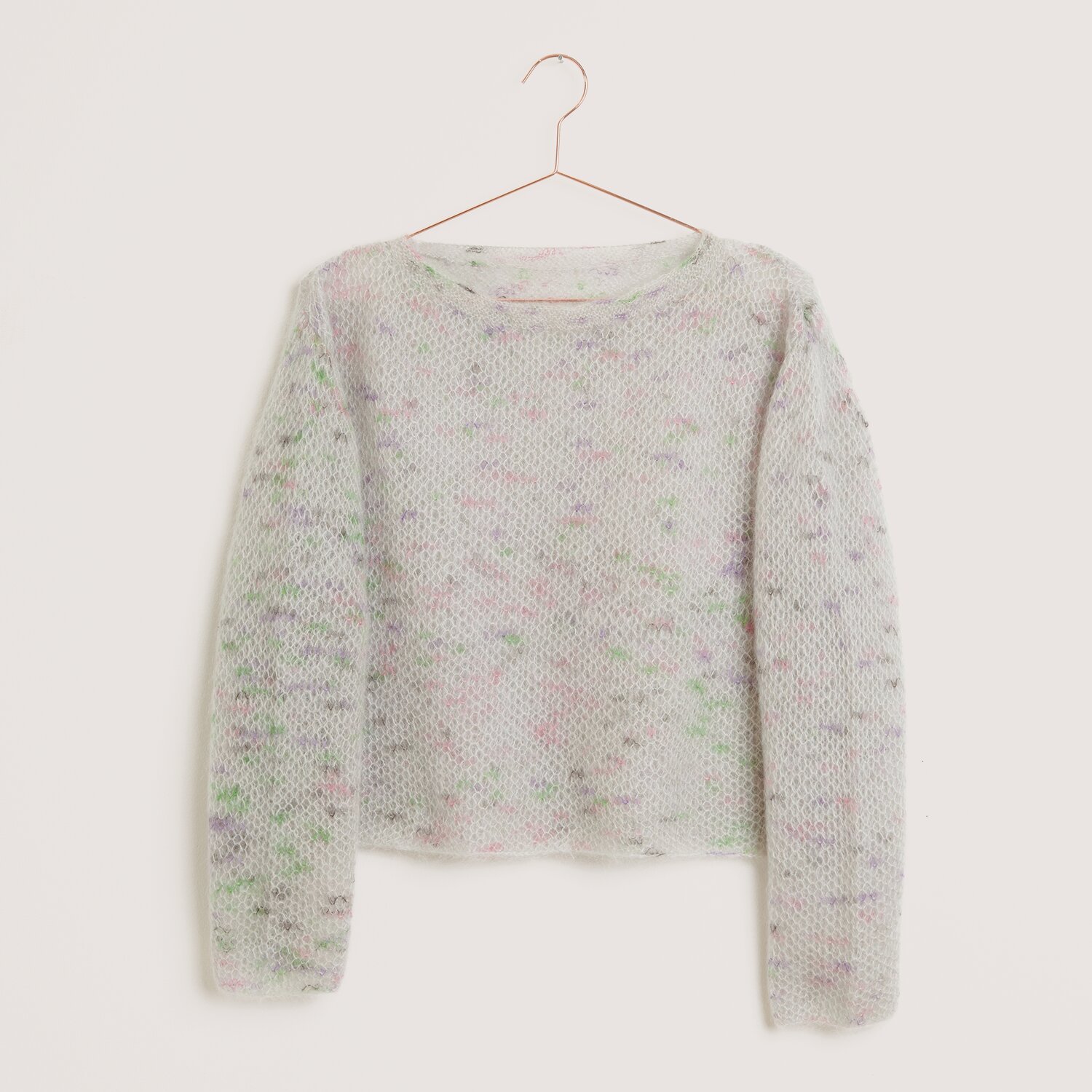 Essentials Super Kid Mohair Loves Silk Cute Confetti 25g 190m Farbe Fresh von Rico Design Strickset Pullover Modell 01 aus Made by Me Nr. 18, gestrickt in zartem Mohair mit bunten Akzenten.