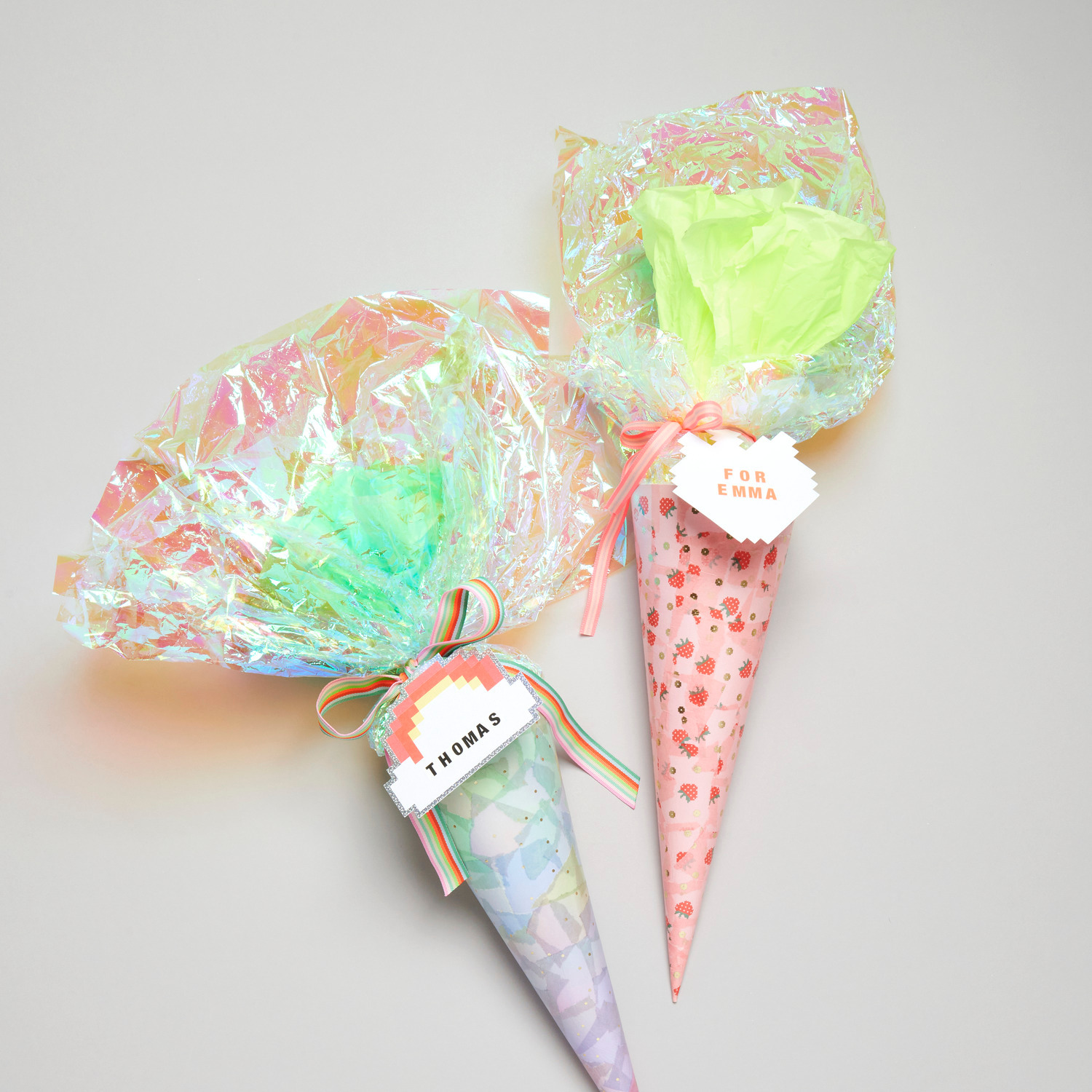 Paper Patch Papier Spectrum: Zwei bunte Schultüten mit irisierender Geschenkfolie und Namensschildern.
