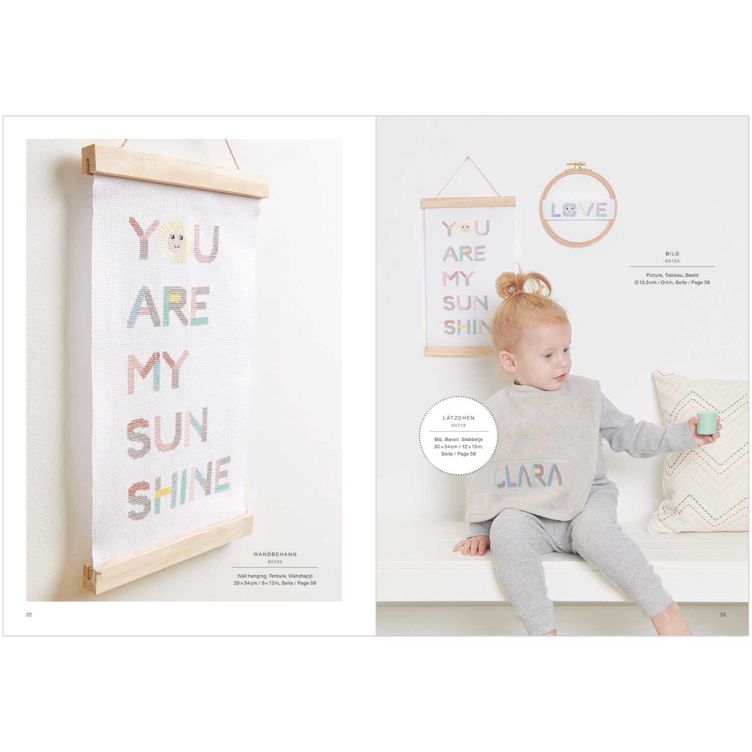 Livret de broderie Happy Baby No. 179 from Rico Design Stickbuch Happy Baby Nr. 179: Kind in grauem Outfit mit gesticktem Lätzchen, Wanddeko mit buntem Text.