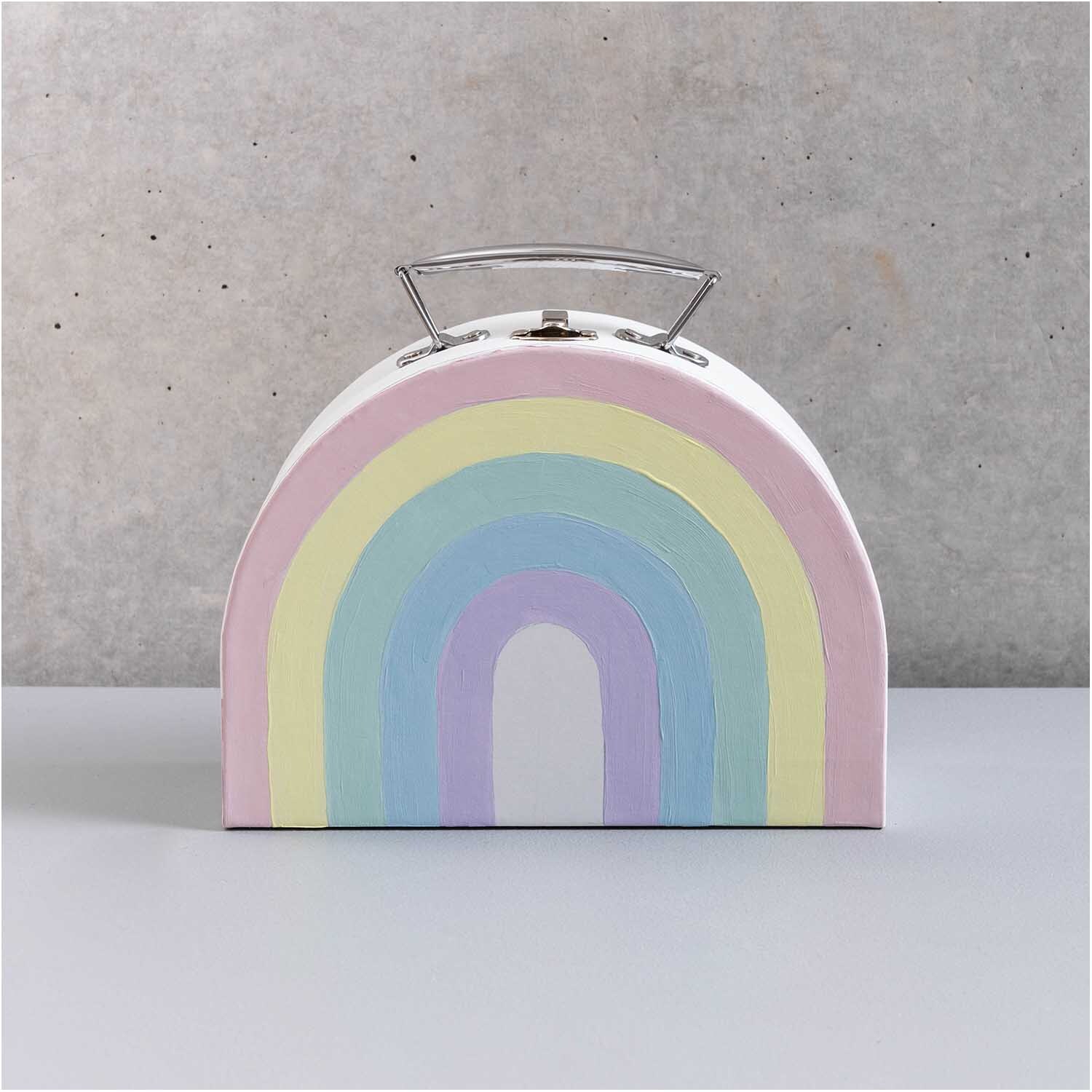 Koffer aus Pappe halbrund weiß Größe 20x15x7cm von Rico Design Koffer aus Pappe halbrund weiß mit Regenbogenmuster von Rico Design vor grauem Hintergrund.