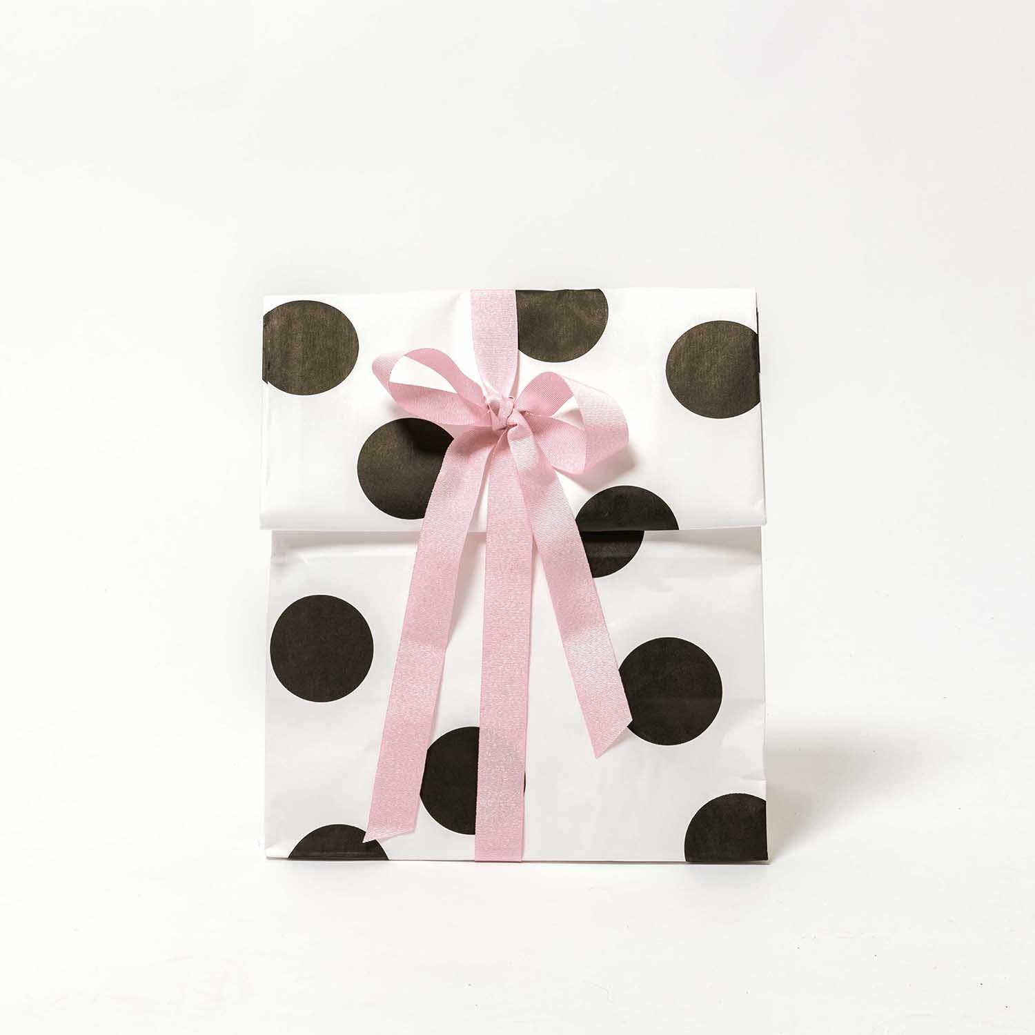 Paper Poetry Maxi-Blockbodenbeutel L Punkte 60x28x17cm, schwarz-weiß mit rosa Schleife, 2 Stück. Ideal für stilvolle Geschenkverpackungen.