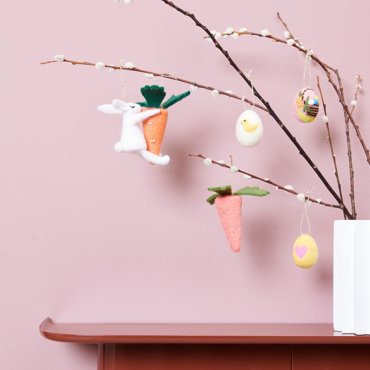 Keramik Vase Sonne weiß von Rico Design Filzhänger Hase Weiß: Dekorativer Ast mit Filzanhängern, darunter Hase, Küken und Möhre, von Rico Design.