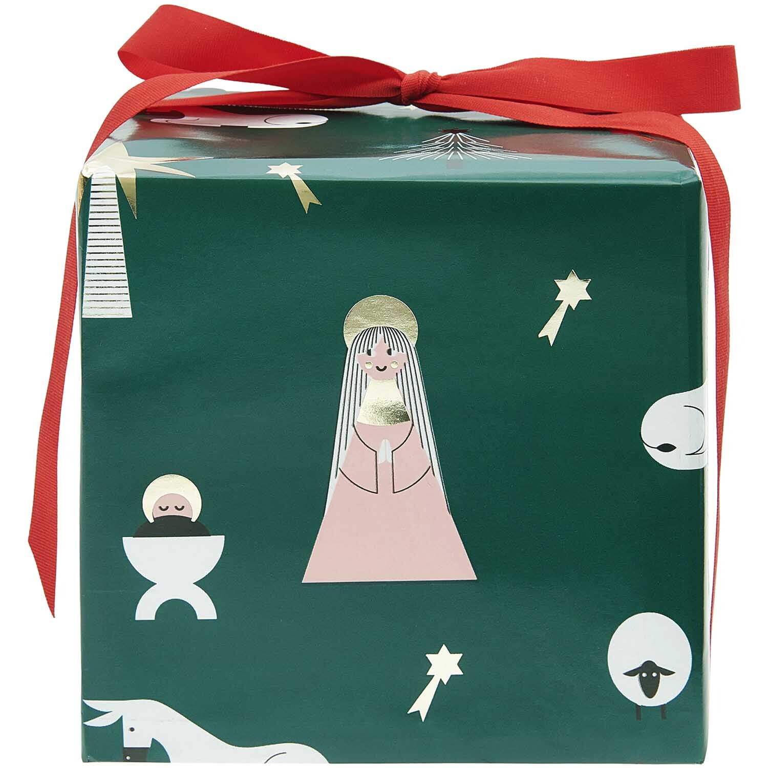 Paper Poetry Papier cadeau crèche de Noël 200x70cm 80g/m2 200x70cm 80g/m2 Couleur Vert from Rico Design Paper Poetry Geschenkpapier Weihnachtskrippe zeigt eine Krippenszene auf grünem Hintergrund mit rotem Band.