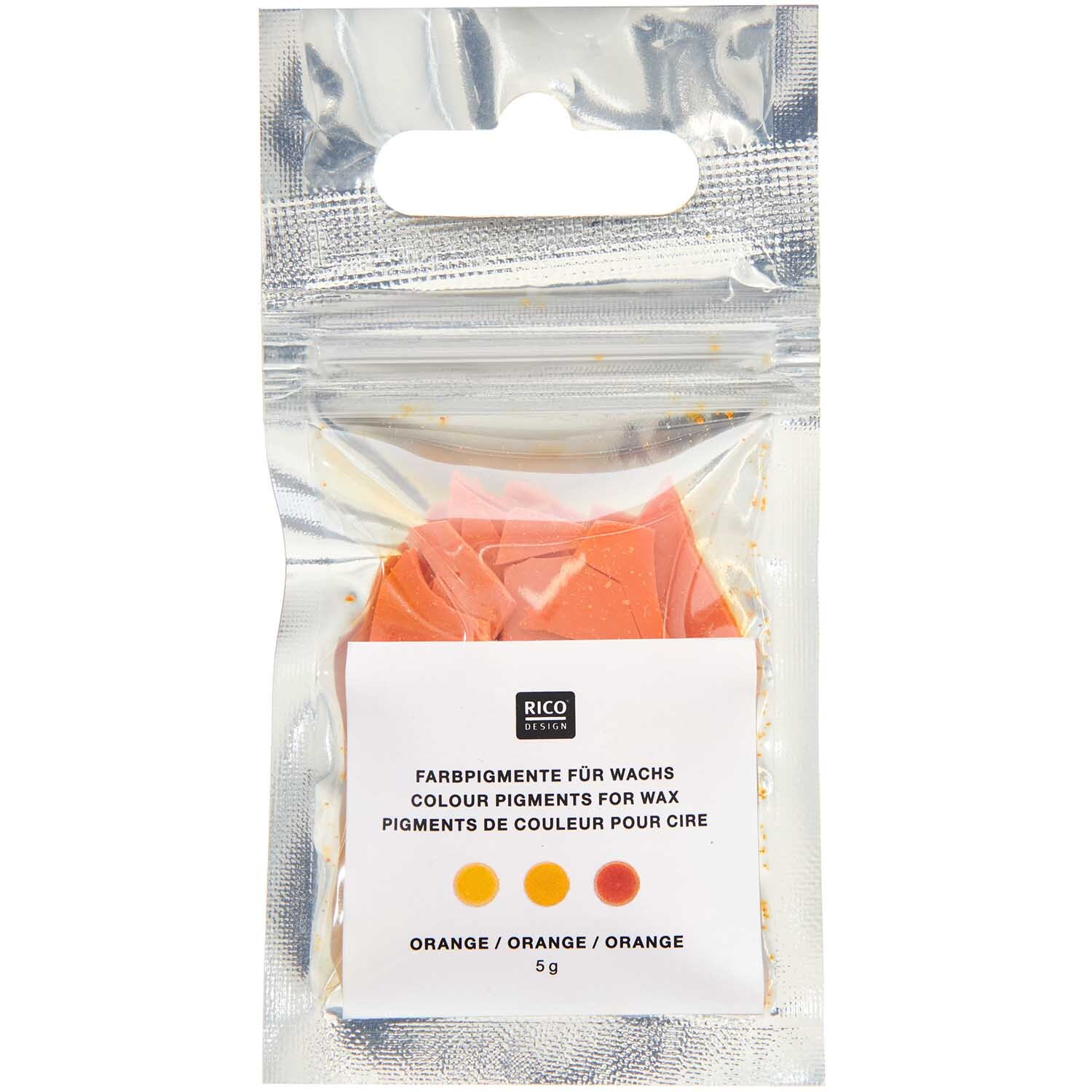 Kerzenfarbe 5g von Rico Design in einer transparenten Verpackung mit orangefarbenen Pigmenten.