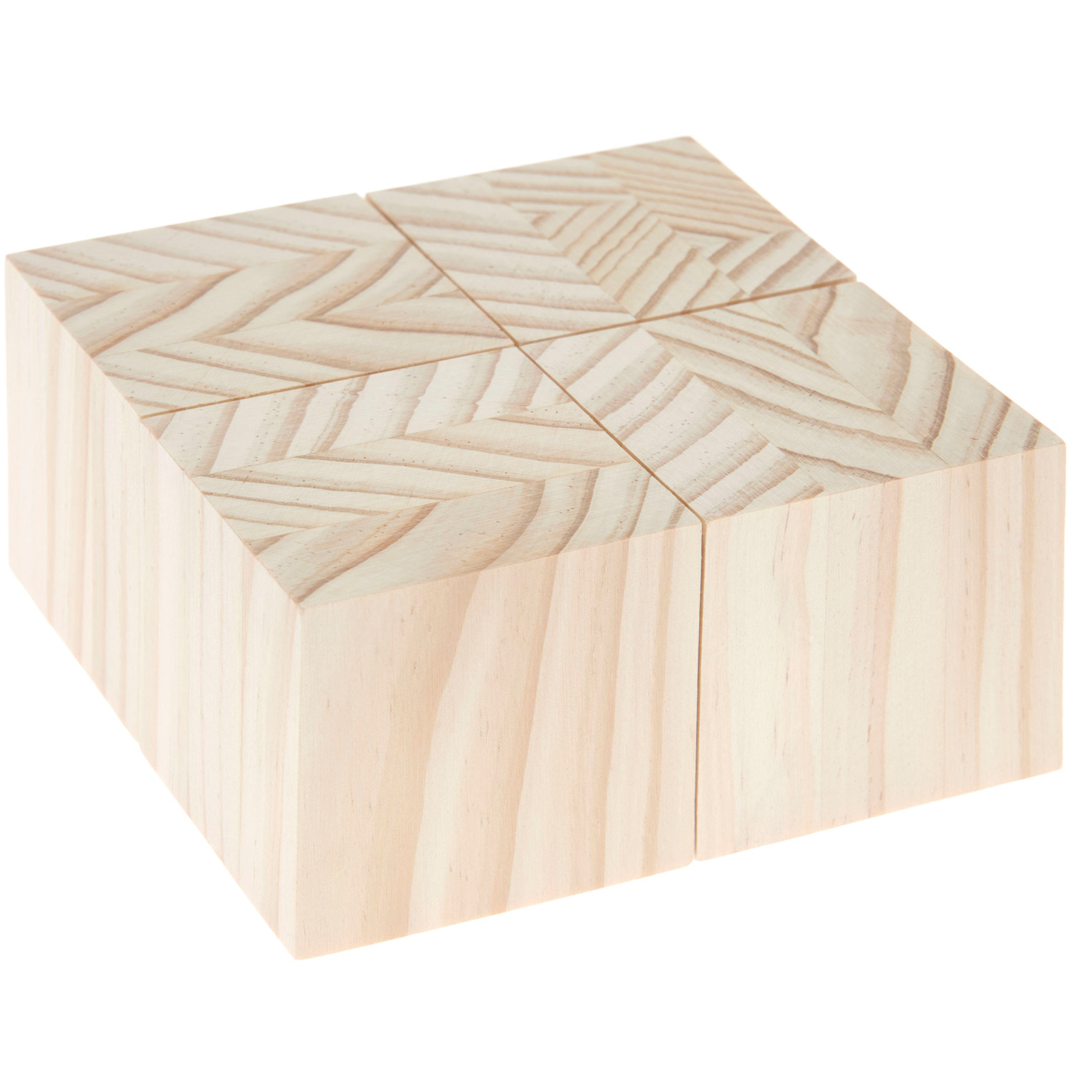 Holzwürfel von Rico Design, 6x6x6cm, 4 Stück. Naturfarbene Würfel mit dekorativem Muster.