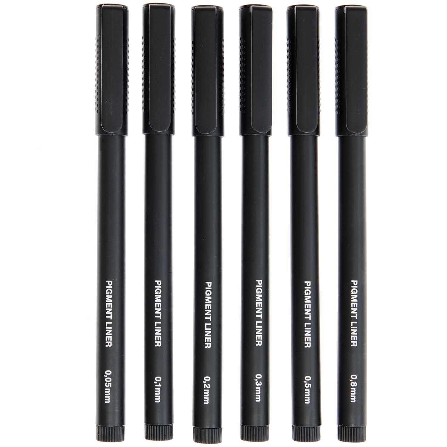 Paper Poetry Pigment Liner, 6 schwarze Stifte von Rico Design, in einer Reihe angeordnet. Ideal für präzises Zeichnen.