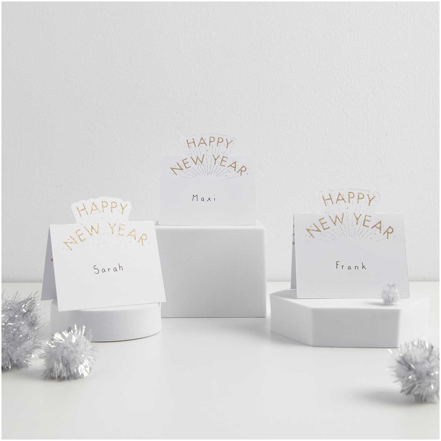 Paper Poetry Tischkarten Happy New Year 9x12,6cm 8 Stück von Rico Design Paper Poetry Tischkarten Happy New Year von Rico Design, elegant auf weißem Hintergrund arrangiert. Ideal für festliche Anlässe.