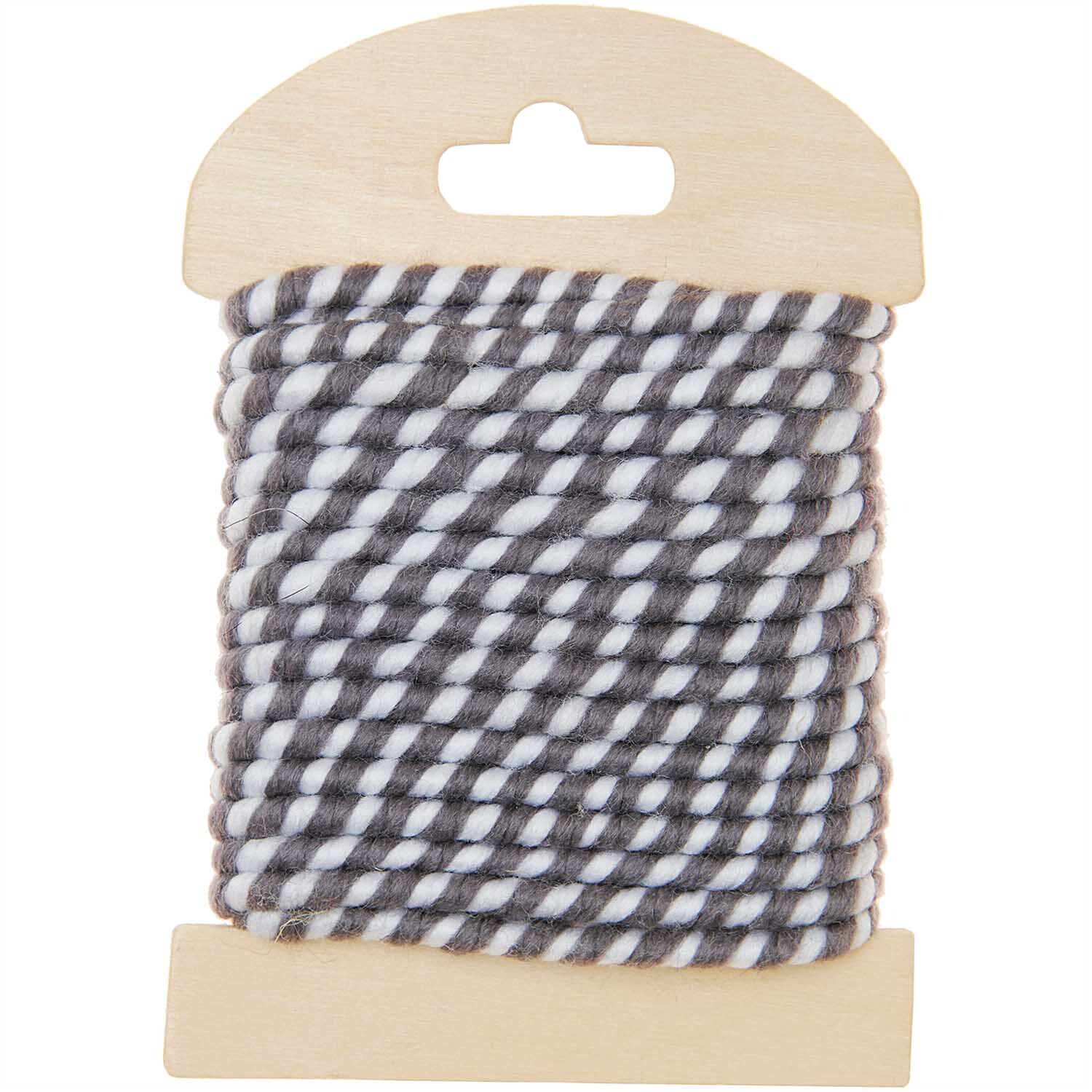 Kordel grau-weiß 5m von Rico Design auf Holzspule, ideal für Bastelprojekte und Dekorationen.