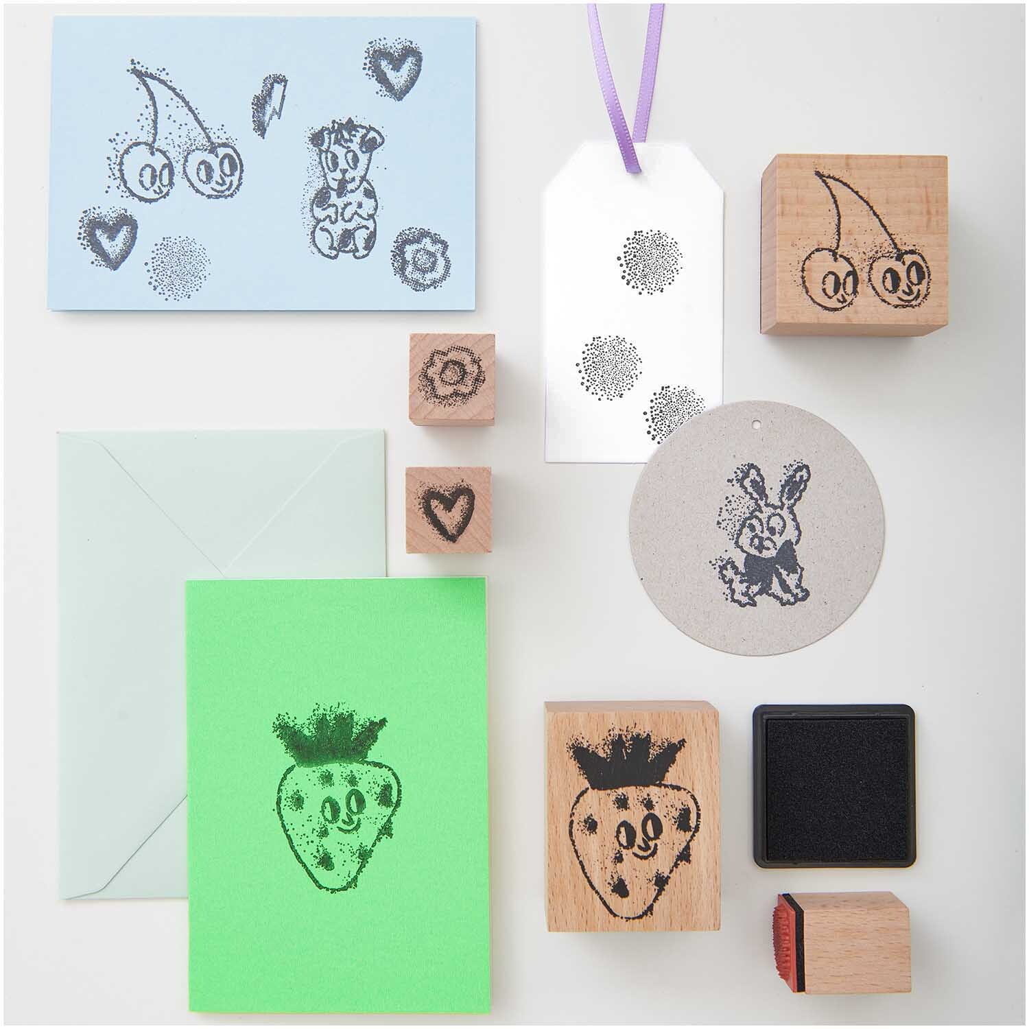 Paper Poetry Stempelset Airbrush 12-teilig von Rico Design Paper Poetry Stempelset Airbrush: 12-teiliges Set von Rico Design mit verschiedenen Stempeln und Motiven auf Karten und Anhängern.