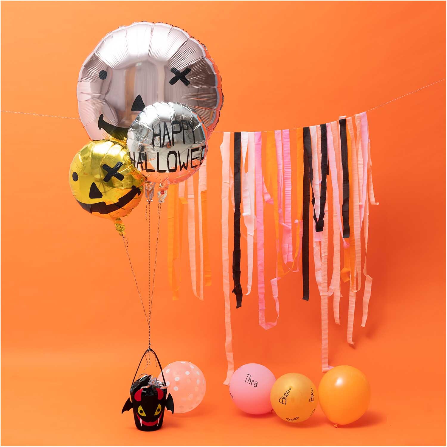 Luftballon Mix Halloween 30cm 12 Stück von Rico Design Luftballon Mix Halloween 30cm 12 Stück: Bunte Ballons mit Halloween-Motiven vor orangefarbenem Hintergrund.