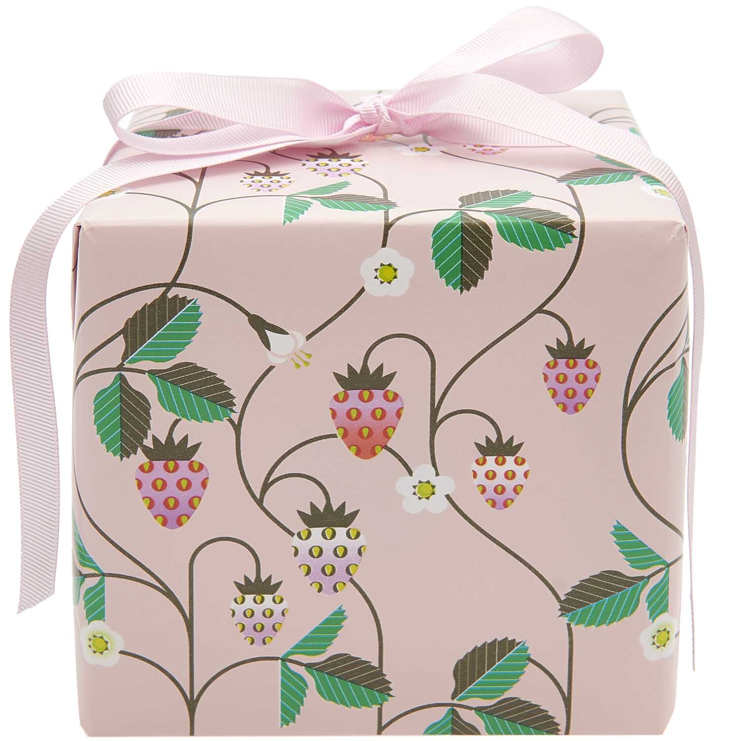 Paper Poetry Geschenkpapier Erdbeeren rosa 200x70cm 80g/m² von Rico Design Paper Poetry Geschenkpapier mit Erdbeermuster, verpackt als Geschenk mit rosa Schleife. Marke: Rico Design.