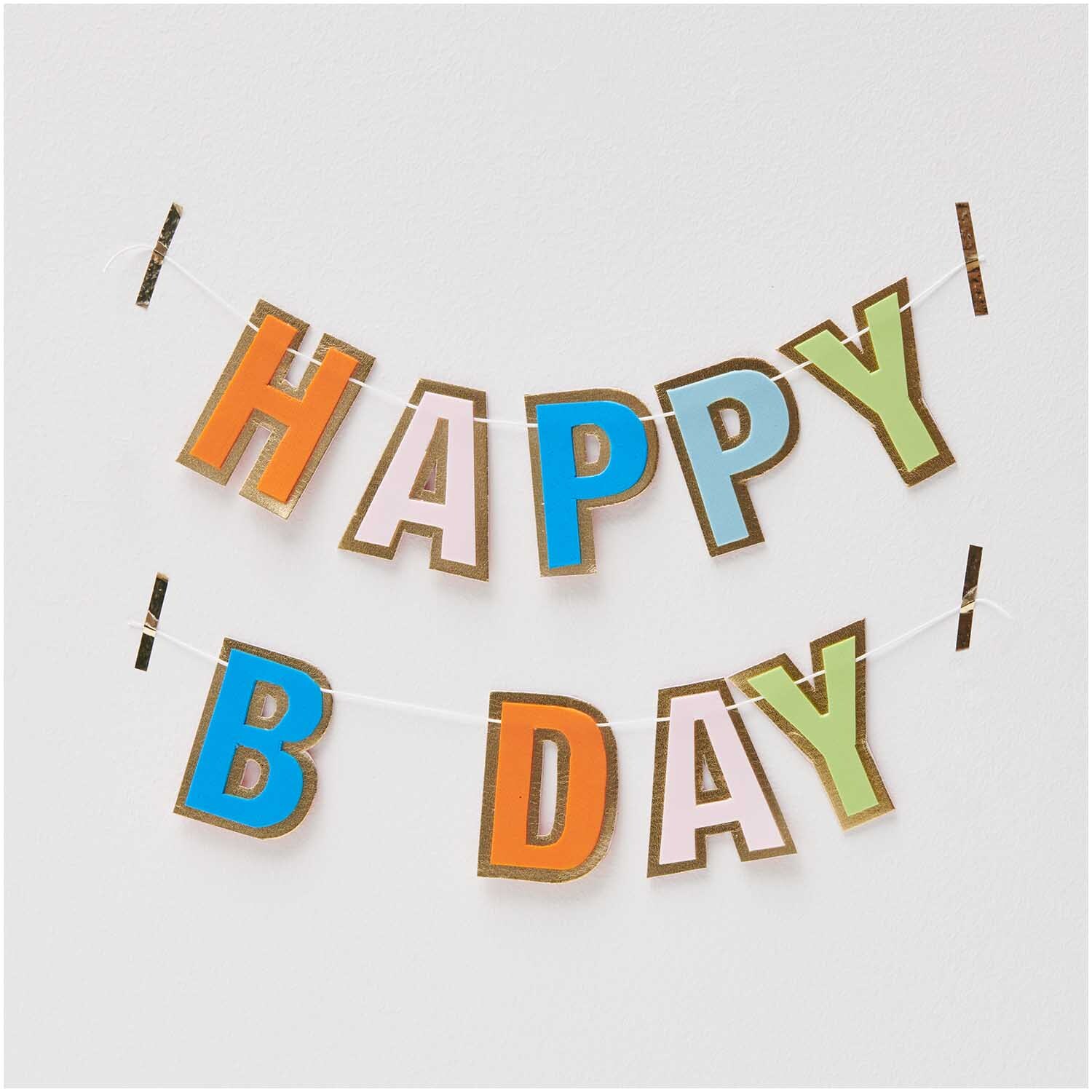 Moosgummiplatte 30x40cm 2mm Farbe Puder von Rico Design Moosgummiplatte 30x40cm 2mm: Bunte Buchstaben in verschiedenen Farben bilden den Schriftzug "HAPPY B DAY" an einer Wand.