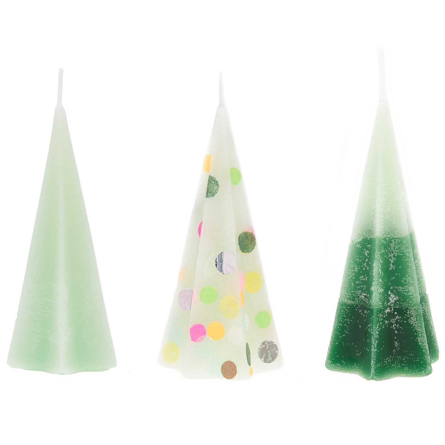 Kerzengießform Sternenkegel 70x70x135mm von Rico Design Kerzengießform Sternenkegel 70x70x135mm: Drei grüne Kegelkerzen, eine mit bunten Punkten, von Rico Design.