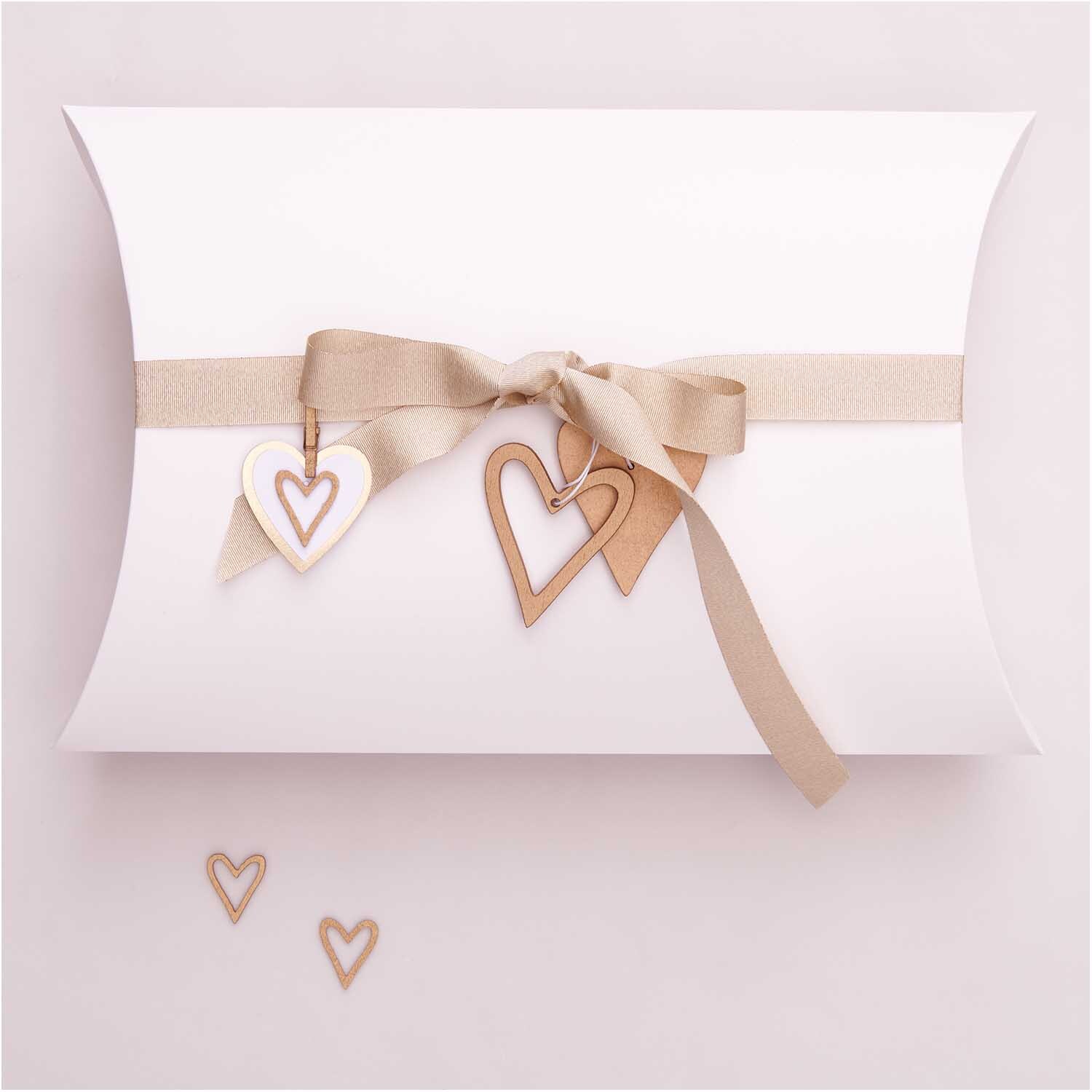Holzhänger Herz gold von Rico Design Holzhänger Herz gold von Rico Design: Zwei goldene Herzanhänger an einer Geschenkbox mit Schleife.
