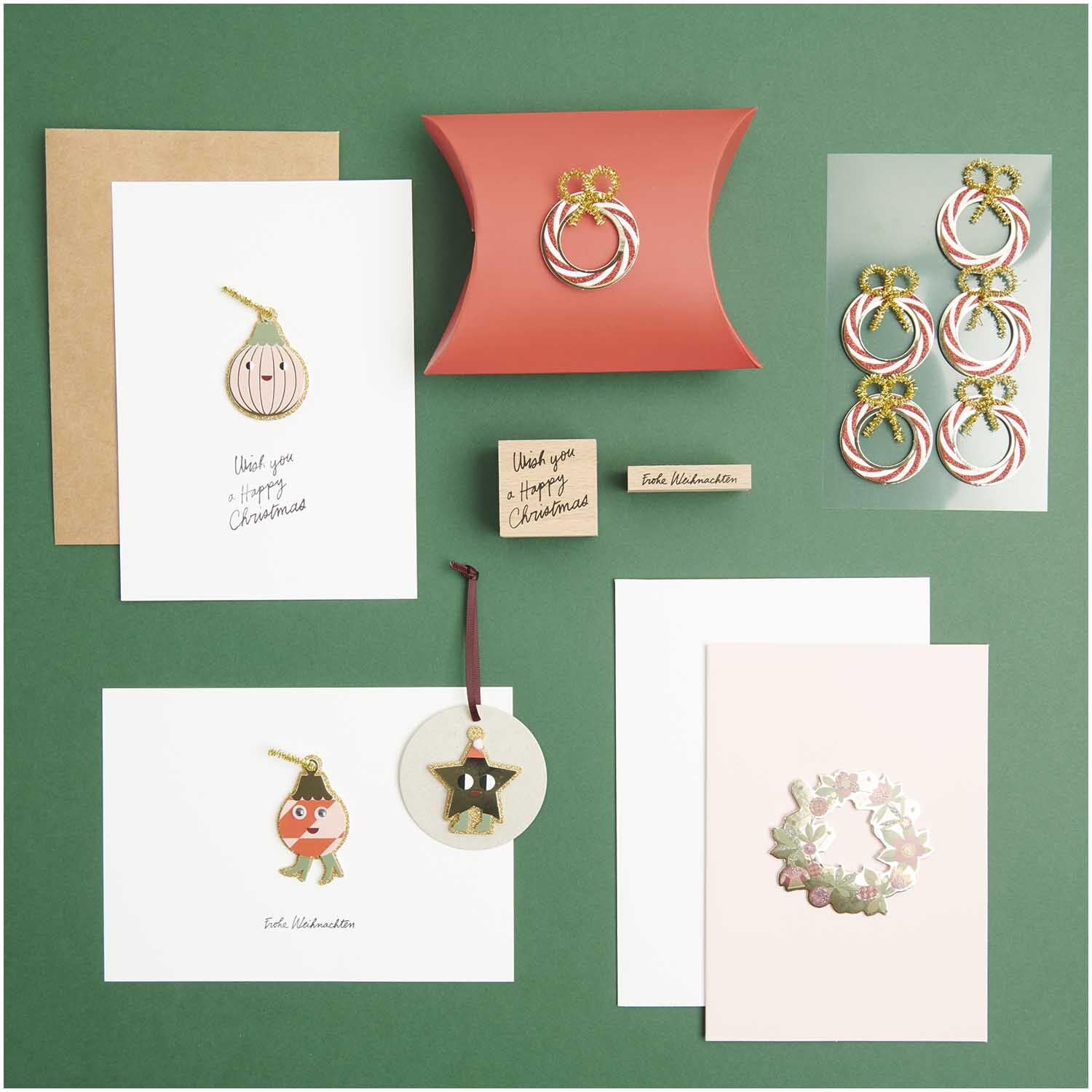 Paper Poetry 3D-Sticker Helleborus 2 Stück von Rico Design Paper Poetry 3D-Sticker Helleborus von Rico Design auf grünem Hintergrund mit Weihnachtskarten und Dekorationen.