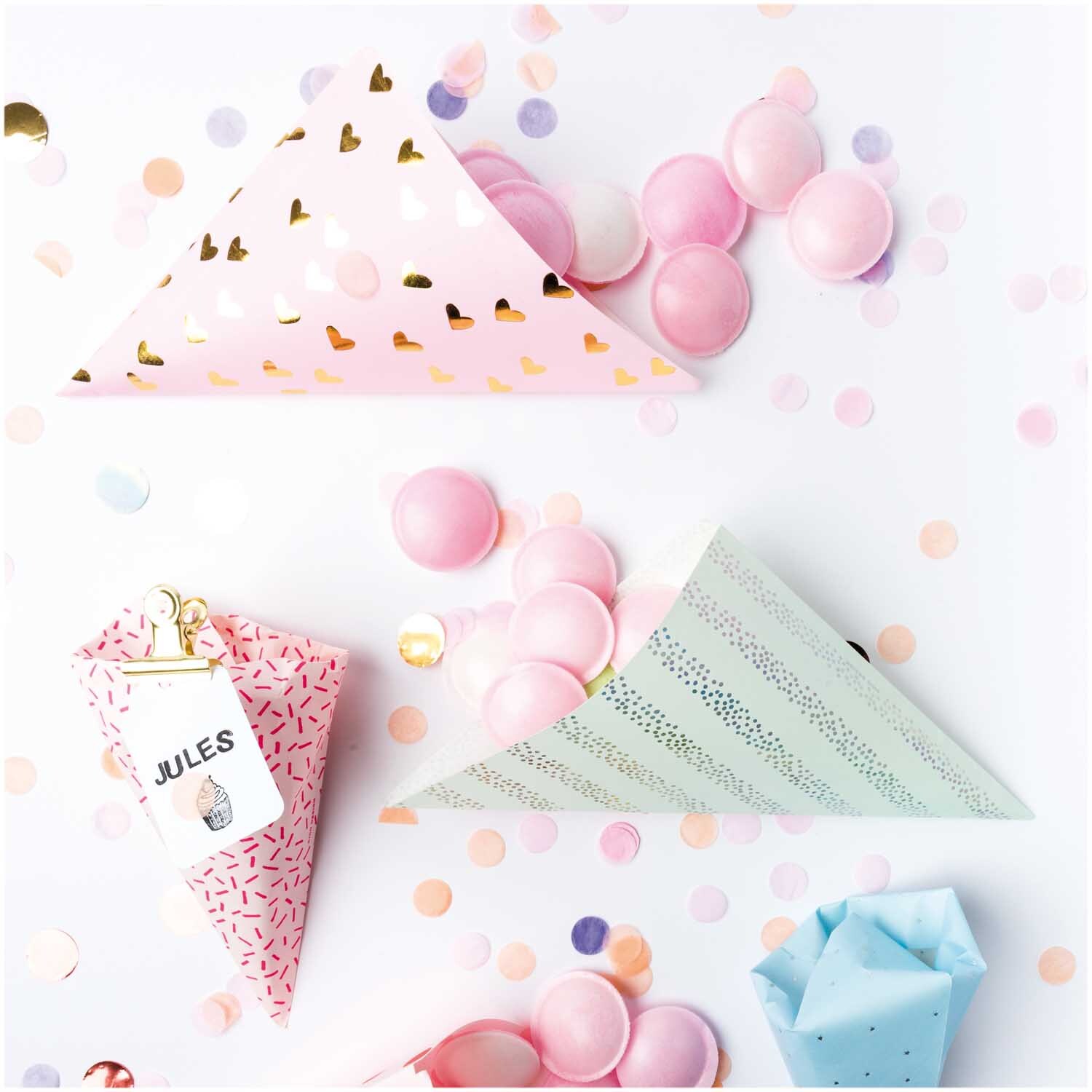Spitztüten Design Mix 170x170mm 15 Stück, dekorative Tüten in Rosa und Mint mit Konfetti. Ideal für Partys, von Rico Design.