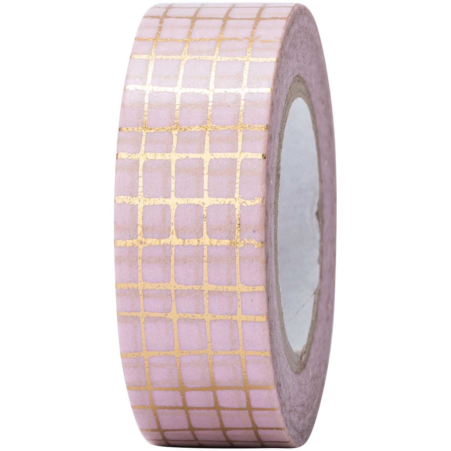 Paper Poetry Tape mit Gittermuster, 15mm breit, 10m lang, in Gold von Rico Design auf rosa Hintergrund.