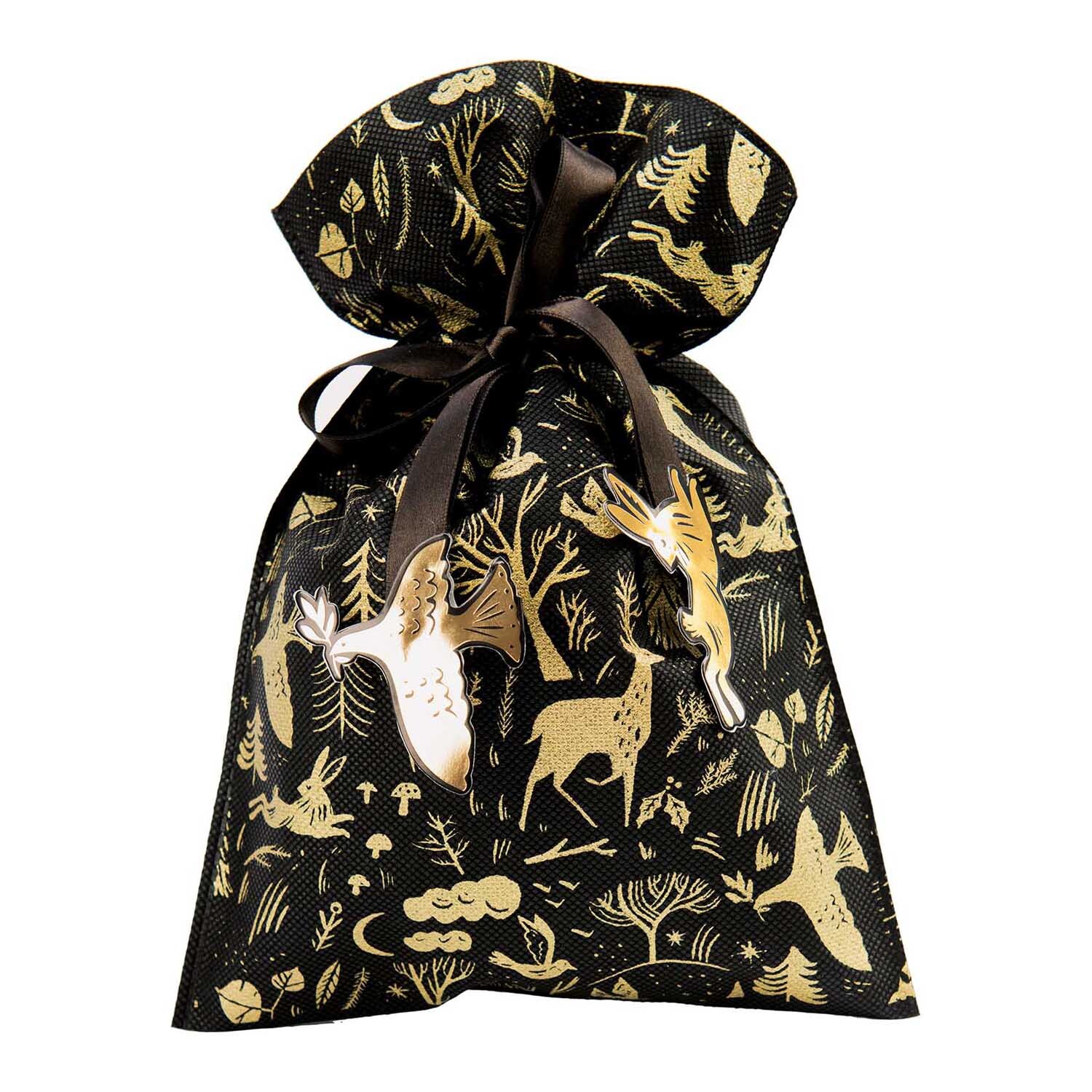 Paper Poetry Geschenktüte mit nostalgischem Waldmotiv in Schwarz, verziert mit goldenen Tieren und Bäumen. Ideal für Weihnachtsgeschenke.