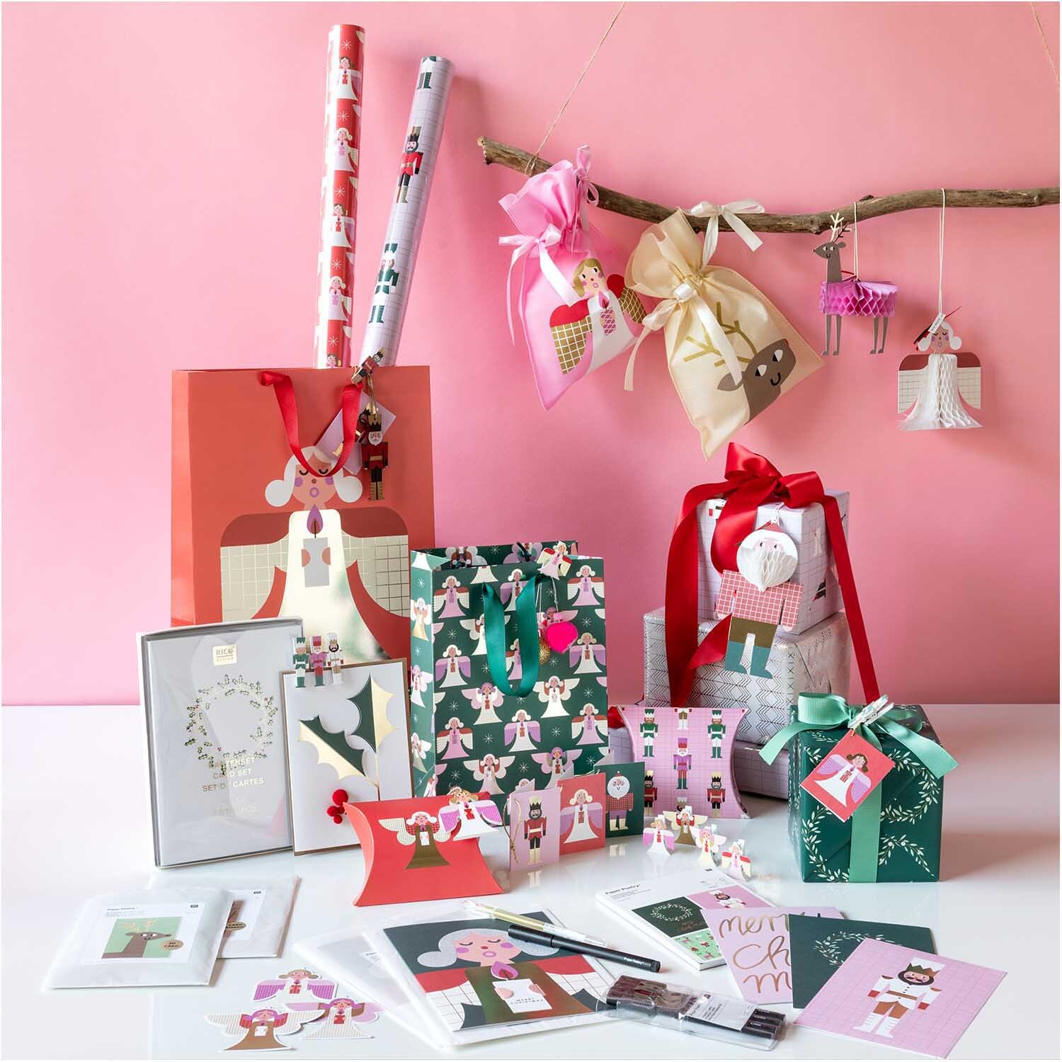 Paper Poetry Kartenset mit Pop-Up Anhänger Rentier B6 von Rico Design Paper Poetry Kartenset mit Pop-Up Anhänger Rentier B6 zeigt ein festliches Arrangement aus Geschenktüten, Karten und Anhängern in verschiedenen Designs.