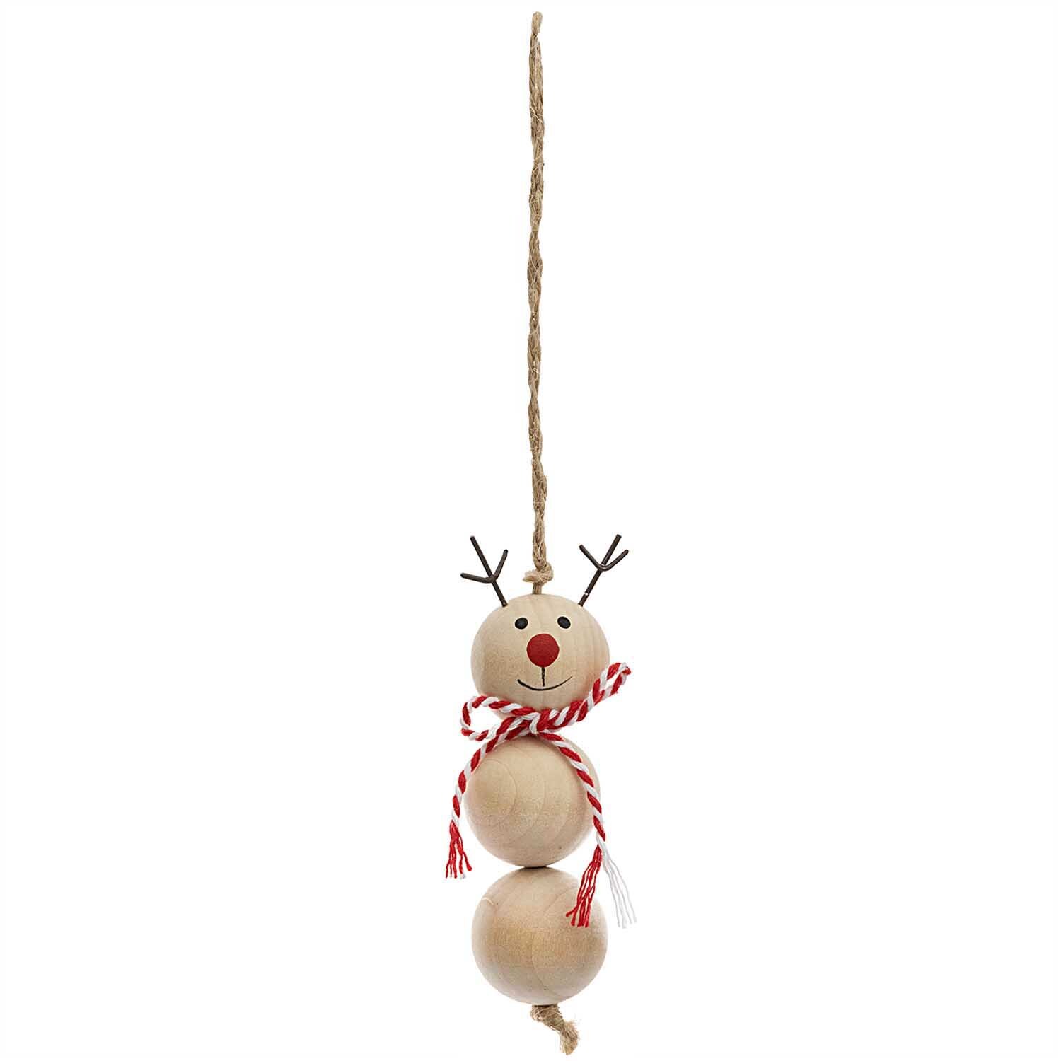 Hänger Rentier Holzkugeln 3x9cm: Ein Rentier-Anhänger aus Holzkugeln mit rotem Schal, von Rico Design. Ideal für weihnachtliche Dekorationen.