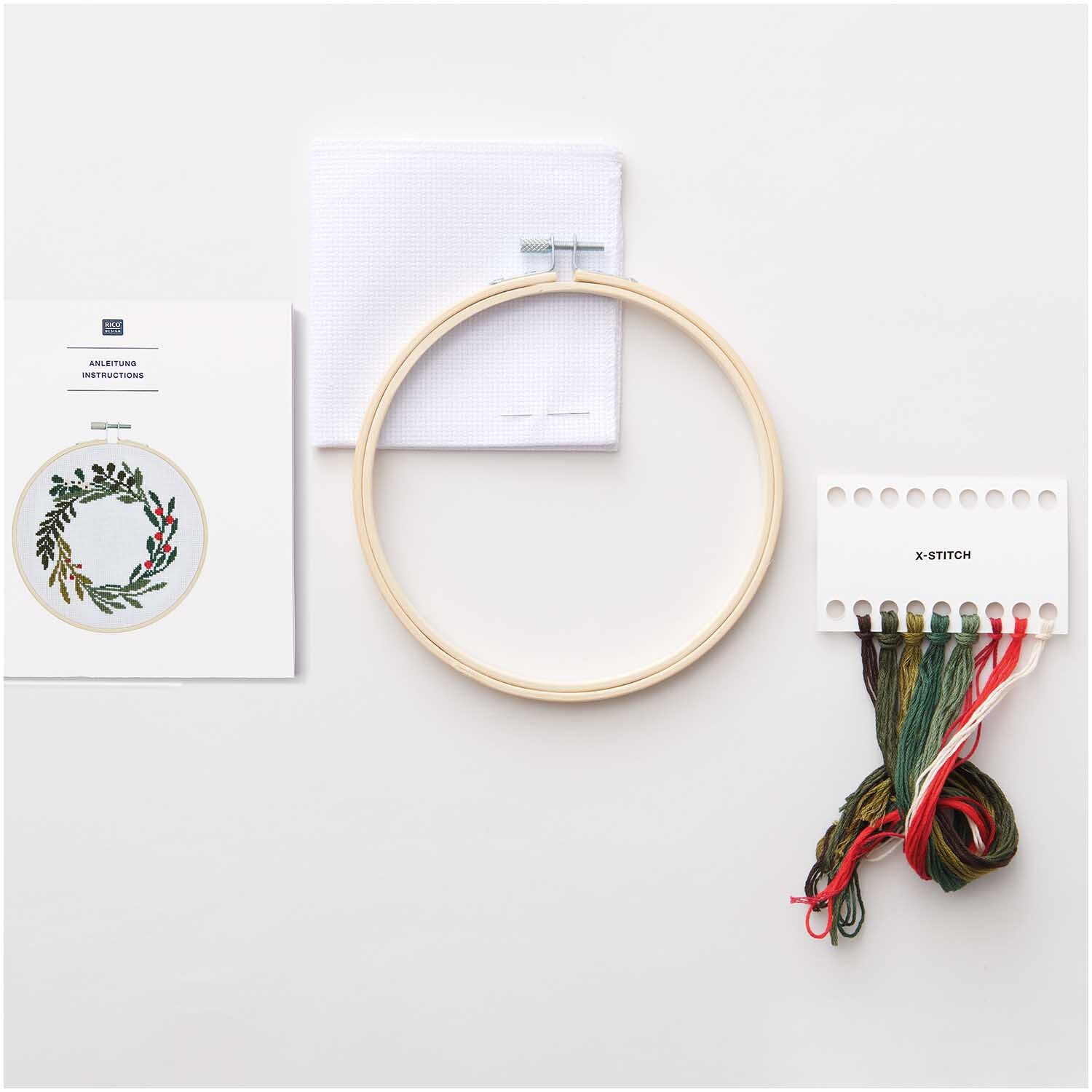 Paquet à broder Couronne de baies image Ø 15cm from Rico Design Stickpackung Beerenkranz Bild Ø 15cm von Rico Design zeigt Stickrahmen, Garn und Anleitung auf weißem Hintergrund. Ideal für kreative Projekte.