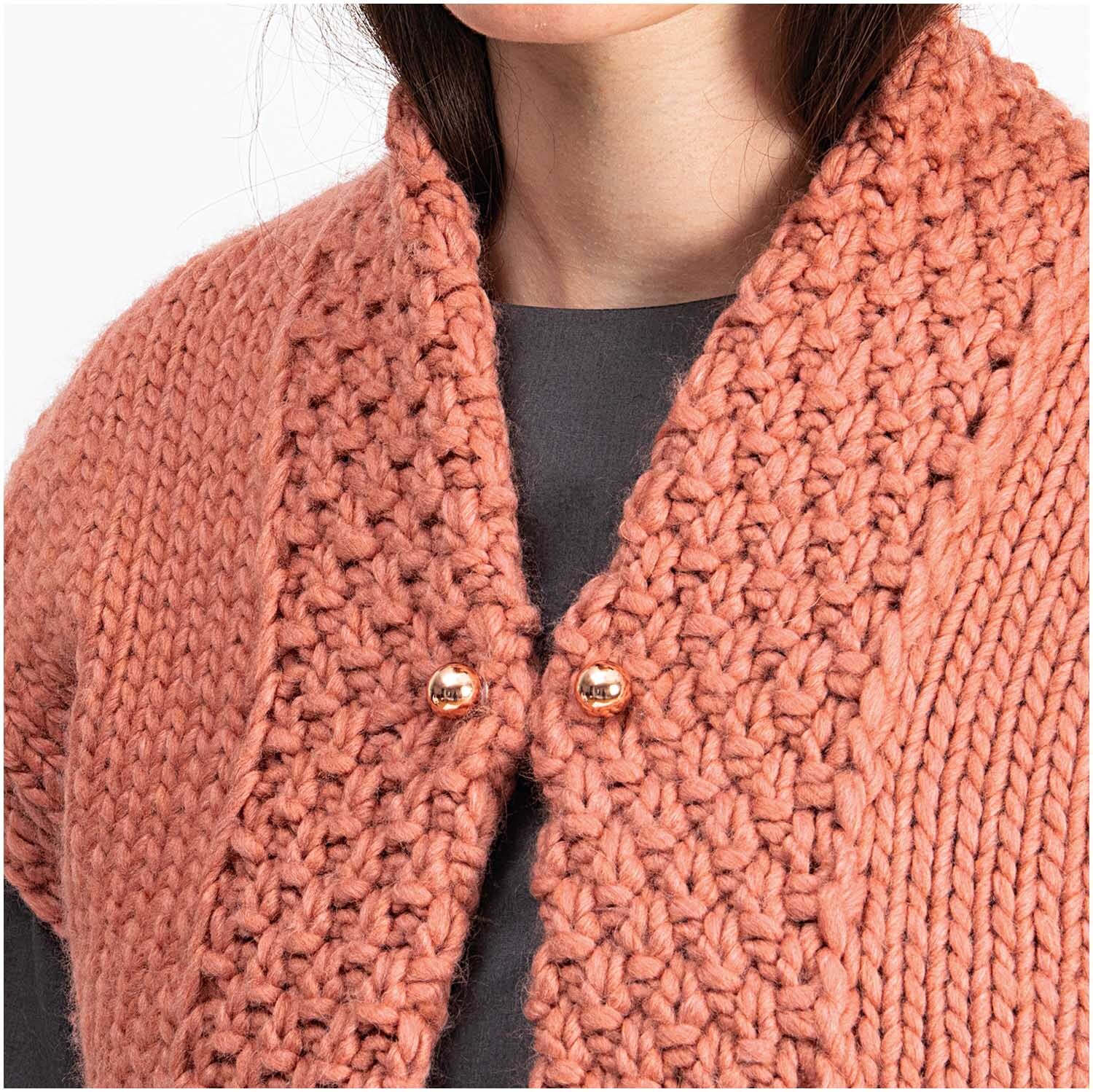 Zwei-Perlen-Pin 48mm 1 Stück Farbe Roségold von Rico Design Zwei-Perlen-Pin 48mm 1 Stück von Rico Design in Roségold auf einem gestrickten Cardigan.