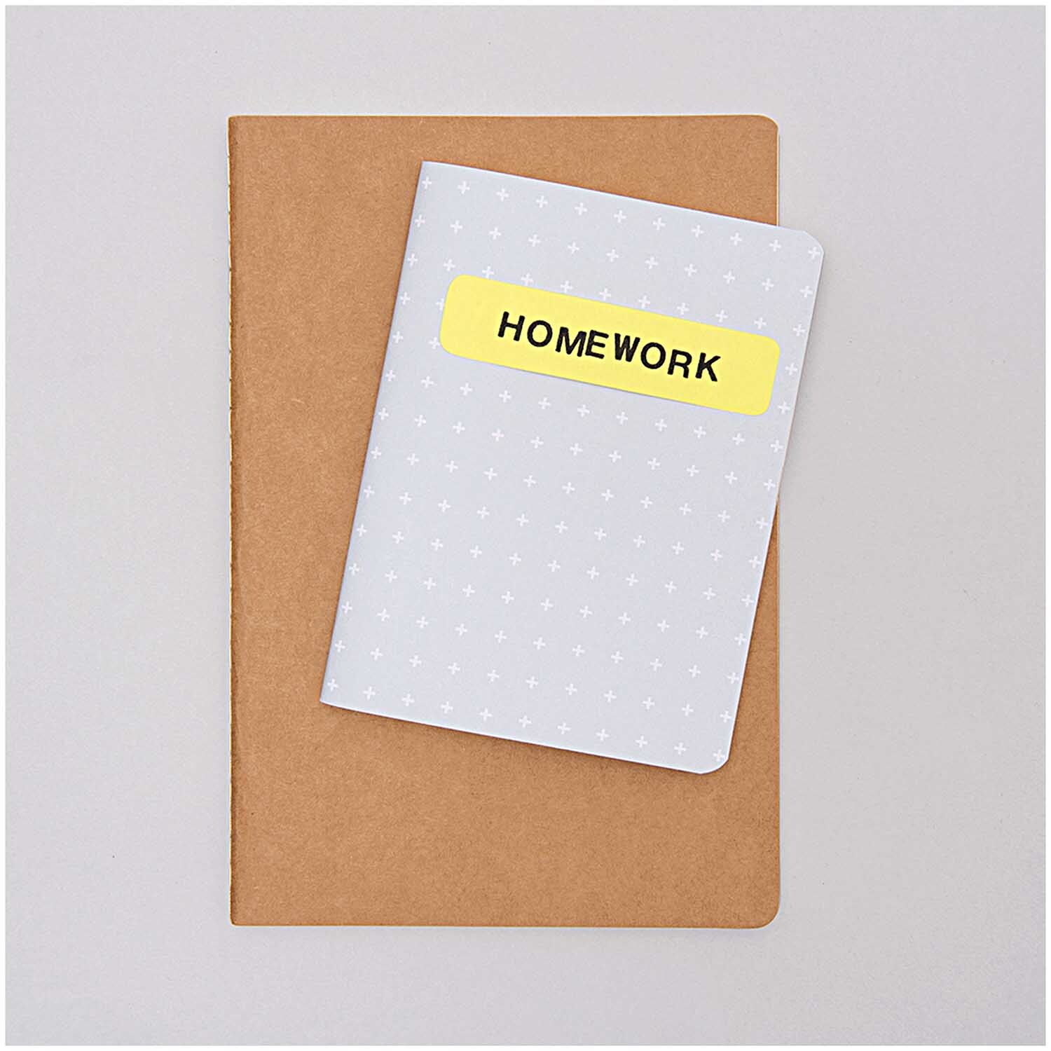 Paper Poetry Notizbuch weiß A6 Kraftpapier liniert von Rico Design Paper Poetry Notizbuch A6 aus Kraftpapier, liniert, mit weißem Cover und gelbem "HOMEWORK"-Label.
