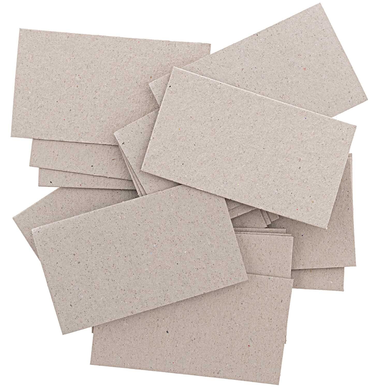 Paper Poetry Papierkärtchen aus Graukarton, 24 Stück von Rico Design, auf einem Stapel angeordnet.