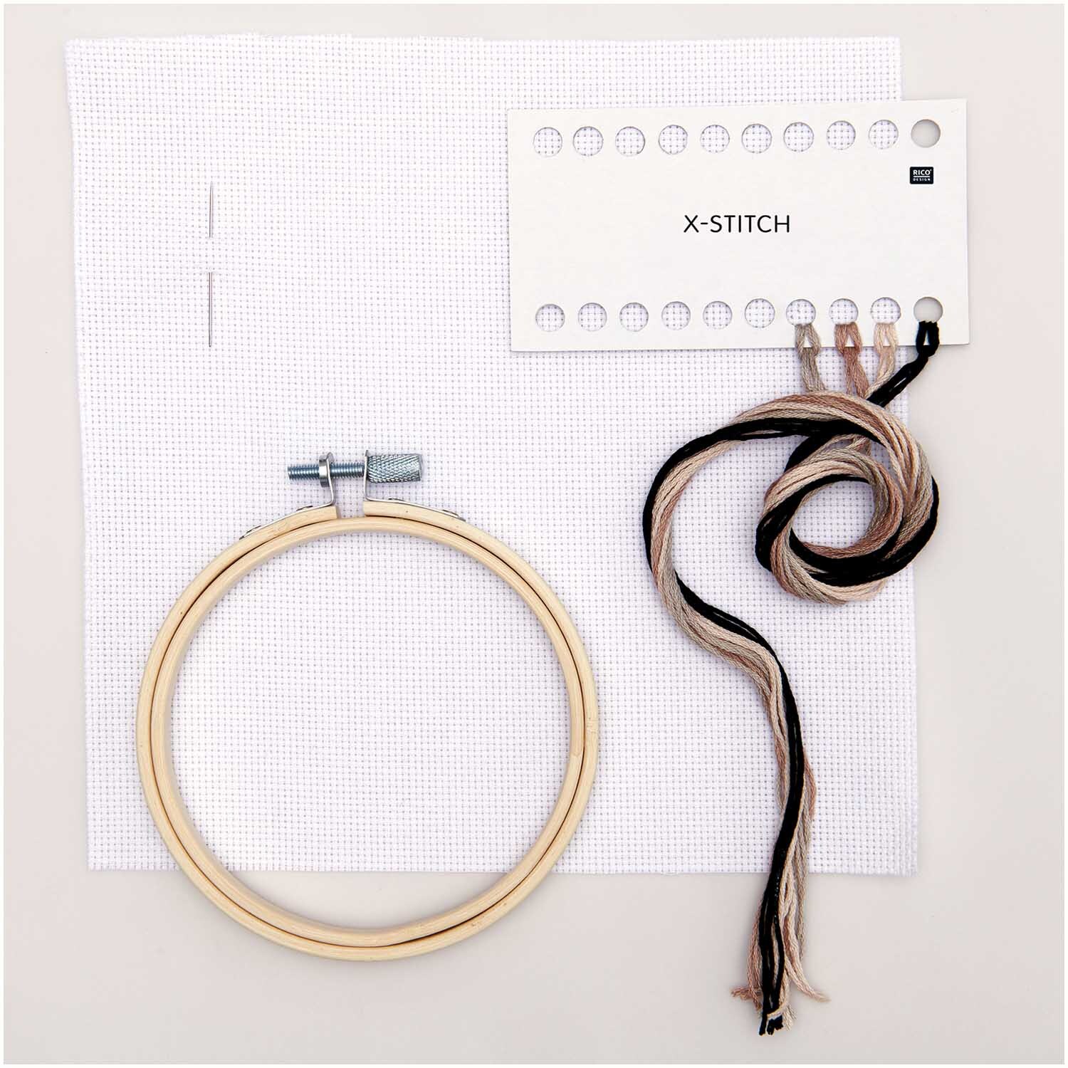 Kit de broderie Mini Kit Alphabet Image Ø 10cm from Rico Design Stickpackung Mini Kit Alphabet Bild Ø 10cm mit Stickrahmen, Garn und Stoff von Rico Design. Ideal für kreative Handarbeiten.