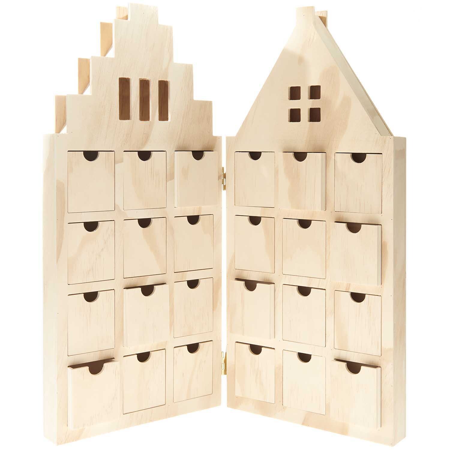 Adventskalender Haus aus Holz mit 24 kleinen Schubladen, ideal für kreative Weihnachtsdekoration.