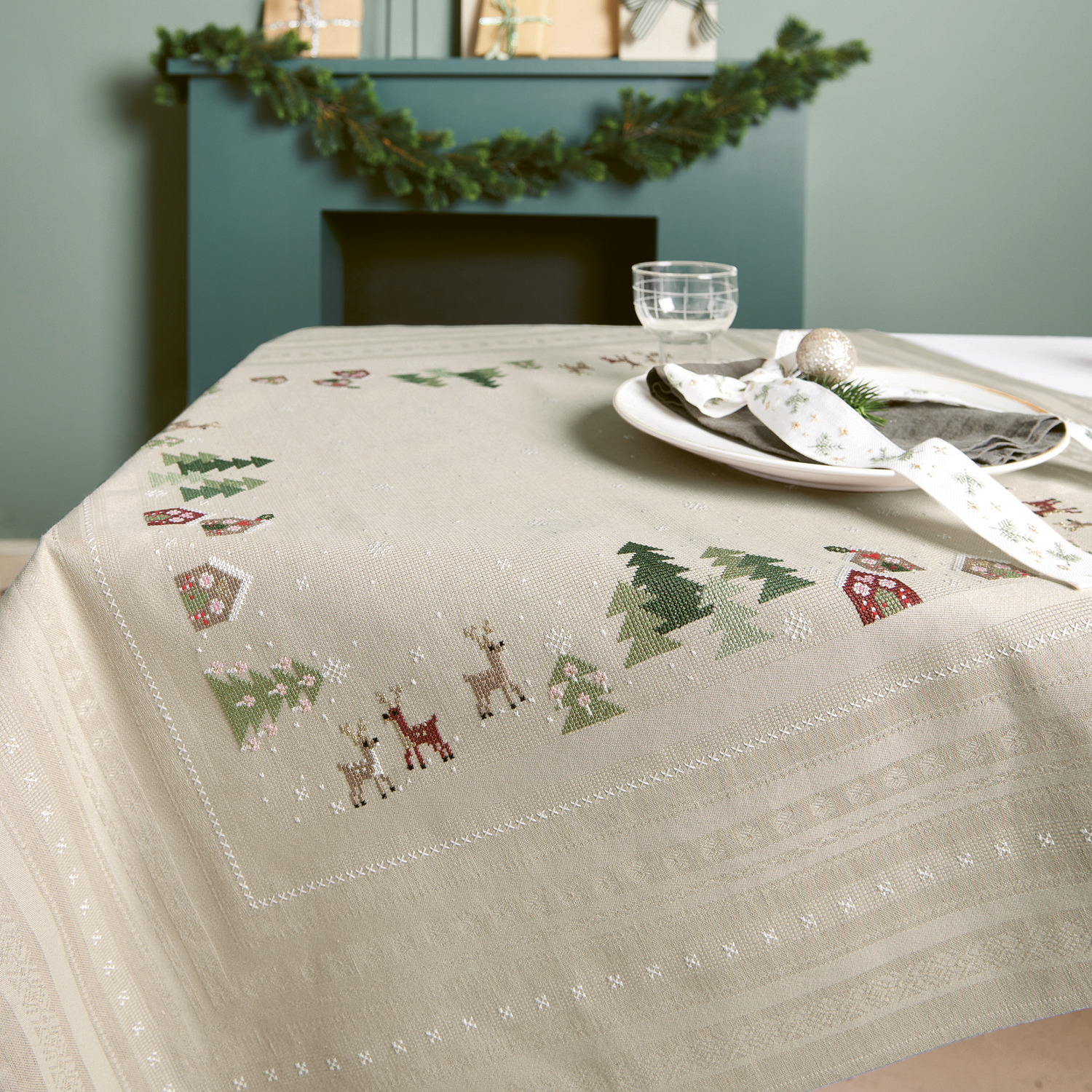 Stickbuch Put a Bow on It Nr. 185 zeigt eine winterliche Tischdecke mit Tannenzweig und Schleife von Rico Design.