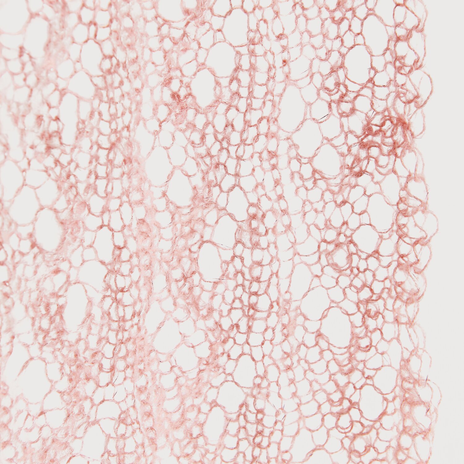 Essentials Super Kid Mohair Loves Silk Glamorous Glitter 25g 190m Farbe Beere von Rico Design Essentials Super Kid Mohair Loves Silk Glamorous Glitter, zartes Strickmuster in Beere, ideal für elegante Herbstprojekte.