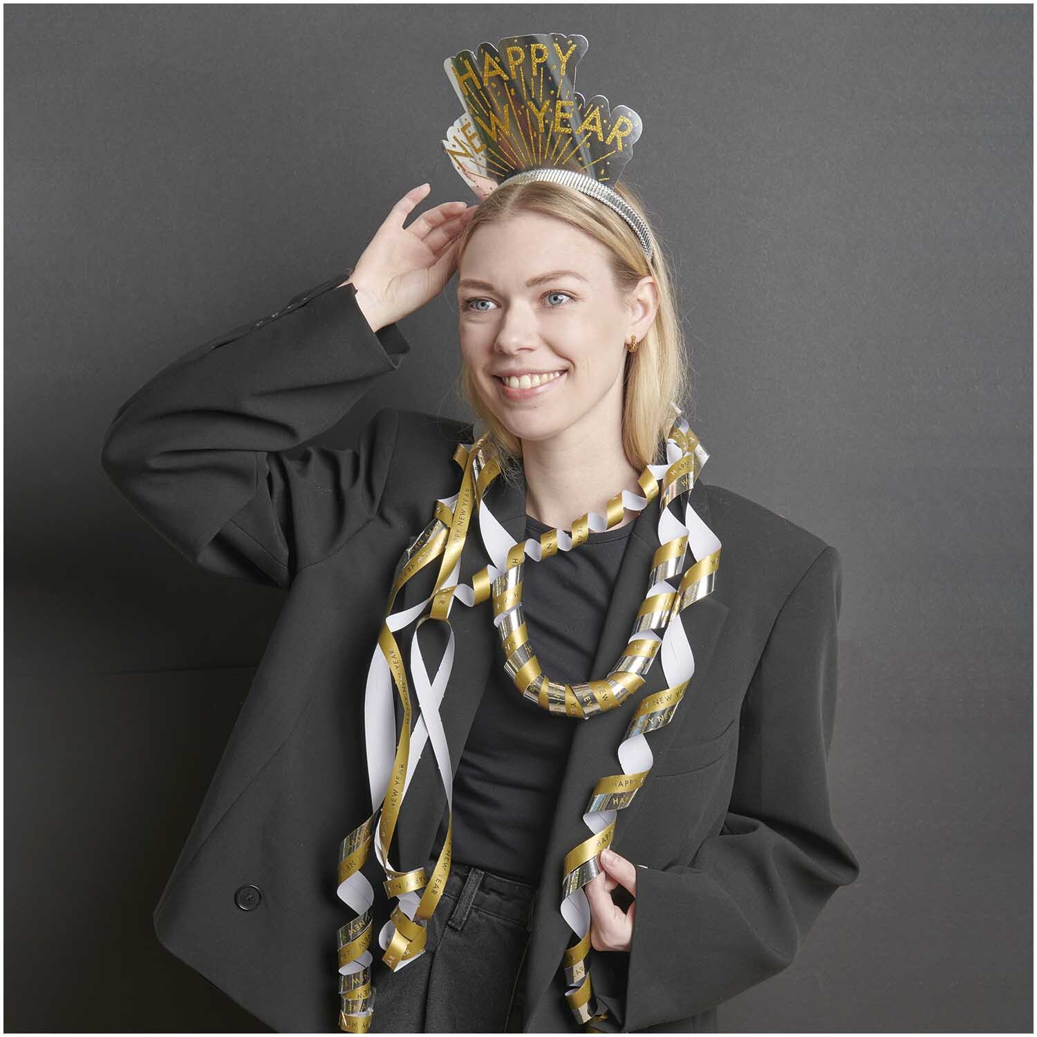 Haarreifen Happy New Year 6 Stück von Rico Design Haarreifen Happy New Year 6 Stück: Frau mit festlichem Haarreifen und goldenen Luftschlangen, ideal für Silvesterfeiern.