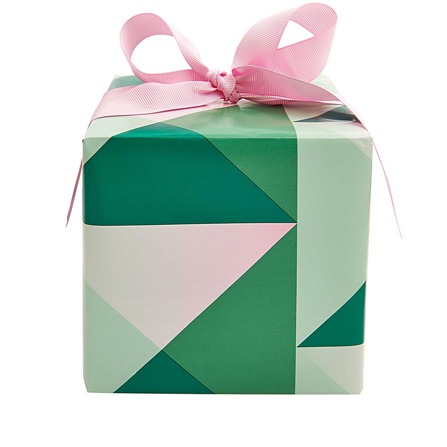 Paper Poetry Geschenkpapier geometrisch 70cm 2m 80g/m² von Rico Design Paper Poetry Geschenkpapier mit geometrischem Muster, verpackt als Geschenk mit rosa Schleife.