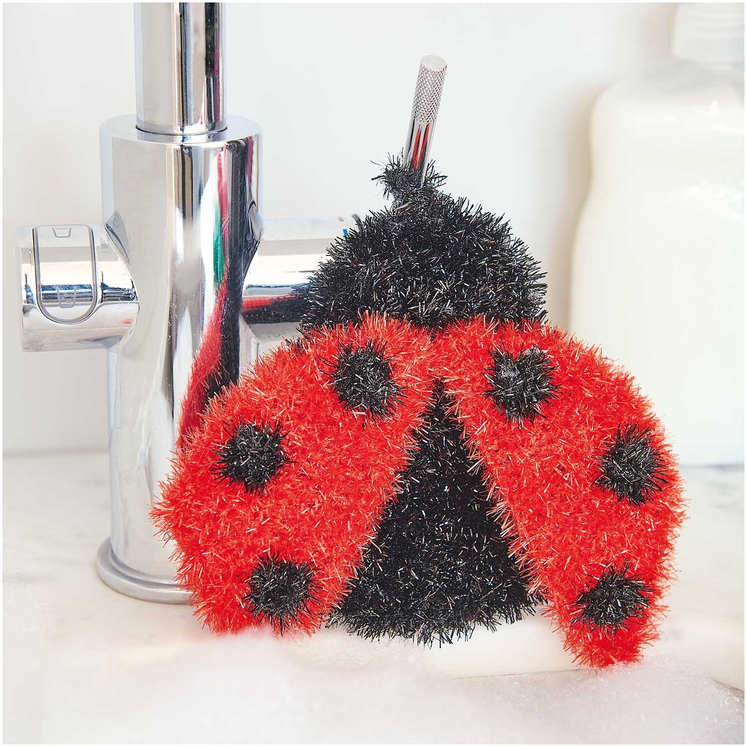 Creative Bubble Set Good Luck! 10x50g von Rico Design Creative Bubble Set Good Luck! Niedlicher Marienkäfer-Schwamm von Rico Design neben einem Wasserhahn. Ideal für kreative Reinigung.