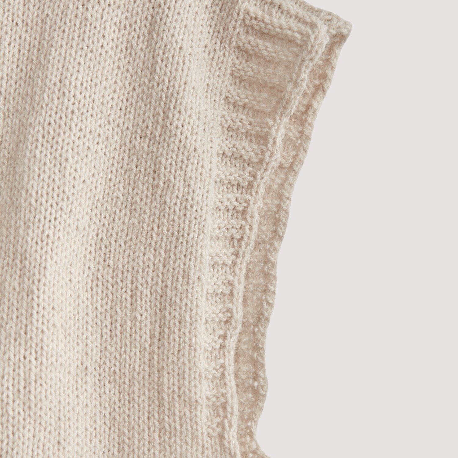 Luxury Merino Supercash dk 50g 160m Farbe Natur von Rico Design Luxury Merino Supercash dk, gestricktes Textil in Naturtönen, zeigt feine Maschenstruktur.