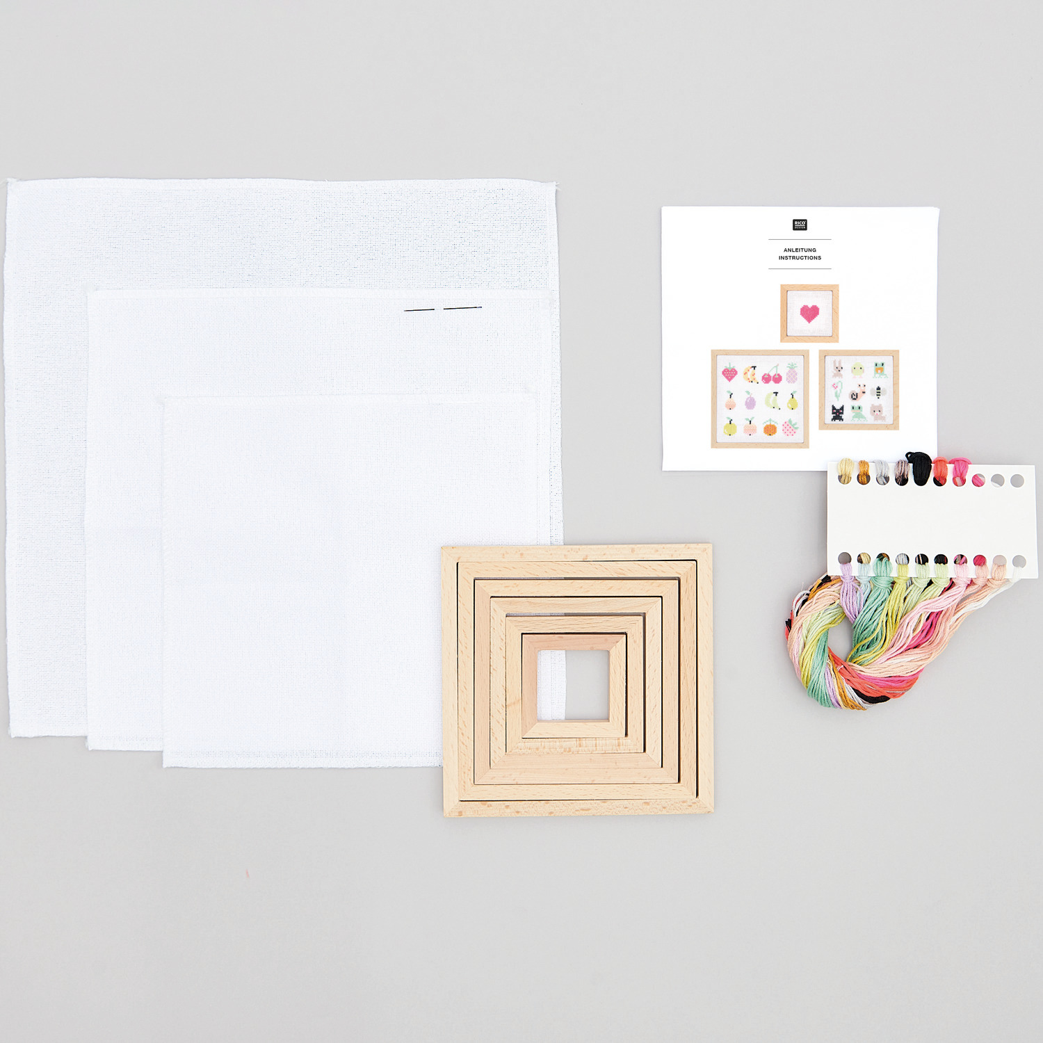 Kit de broderie Pixel Art 3 pièces 11x11cm from Rico Design Stickpackung Pixel Art 3er Set mit bunten Garnen, Holzrahmen und Anleitungen, ideal für kreative Projekte. Größe: 11x11cm.