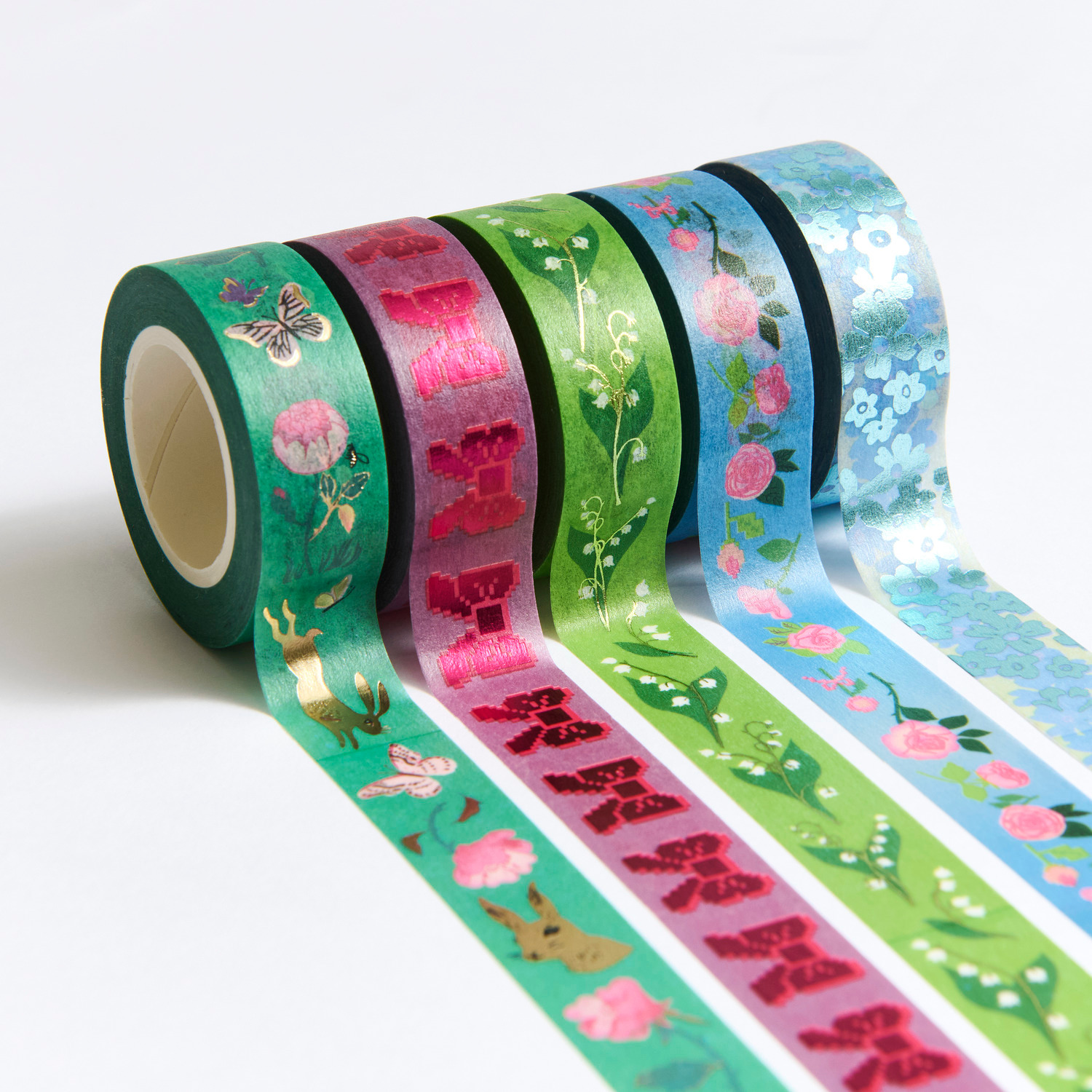 Paper Poetry Tape Set La Vie En Rose Grün/Blau 5-teilig von Rico Design Paper Poetry Tape Set La Vie En Rose: Fünf dekorative Klebebänder in Grün und Blau mit floralen Mustern und Schmetterlingen.