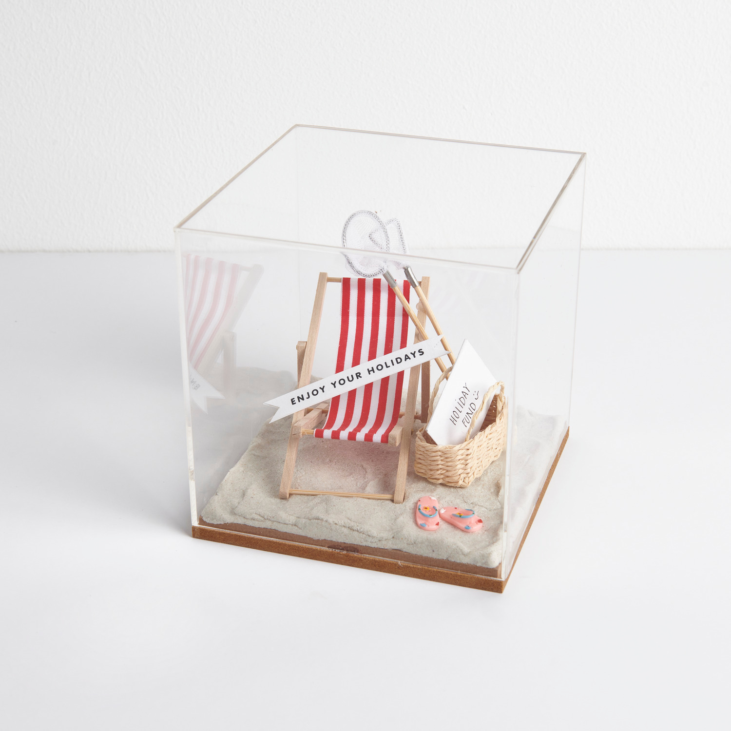 Mini transat rayé 6,5 x 11 cm Couleur Rouge et blanc from Rico Design Miniatur Flip Flops in Dekohaube mit gestreifter Strandliege, Fischkescher und ovalem Korb.