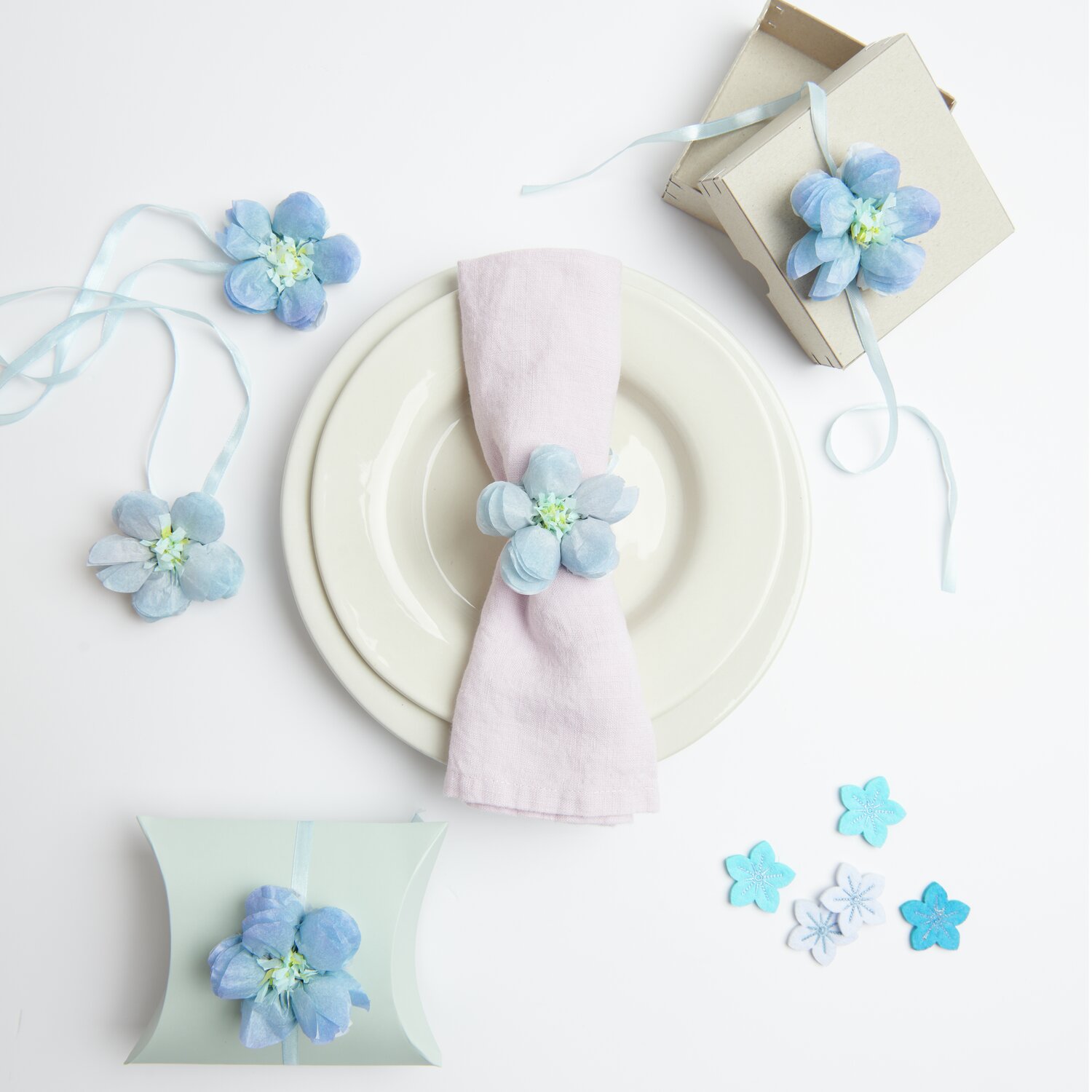 Seidenpapierblumen Vergissmeinnicht 7cm dekorieren einen Tisch mit zarten blauen Blüten von Rico Design.